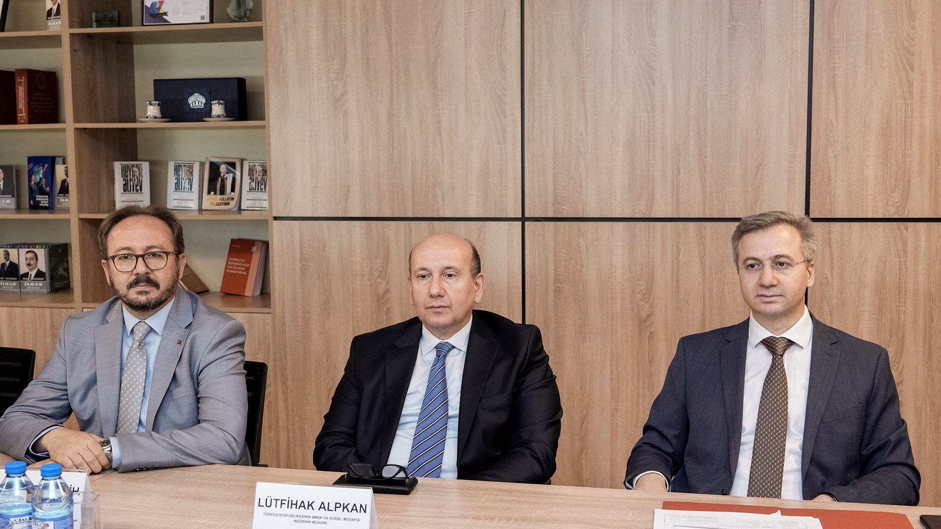 Rehberlik ve Teftiş Başkanımız Bekir Aktürk ve beraberindeki heyet, Azerbaycan’a gerçekleştirdiği çalışma ziyaretinin son gününde iki ülke arasındaki Eylem Planı'nda yer alan maddelerin uygulanmasını ele aldı. 25 Eylül 2025 tarihinde Azerbaycan Çalışma ve Halkın Sosyal Koruması Bakanlığında düzenlenen toplantıda, çalışma ilişkileri ve iş güvenliği tedbirlerinin uygulanması konuları masaya yatırıldı.