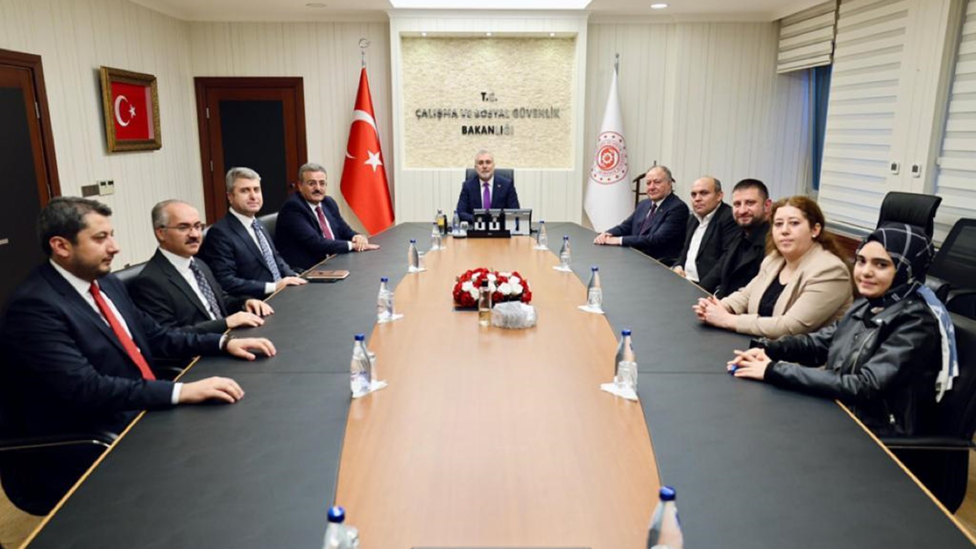The Minimum Wage Determination Commission held its first meeting to determine the minimum wage increase for 2024, with the Minister of Labor and Social Security Prof. Dr. It was held on Monday, December 11, with the participation of Vedat Işıkhan.
