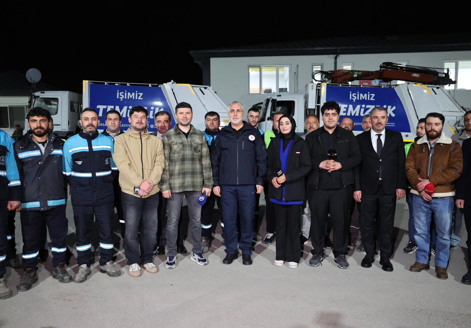Çalışma ve Sosyal Güvenlik Bakanı Vedat Işıkhan, Pursaklar Belediyesi işçilerini ziyaret ederek, 1 Mayıs Emek ve Dayanışma Günü'nü kutladı.
