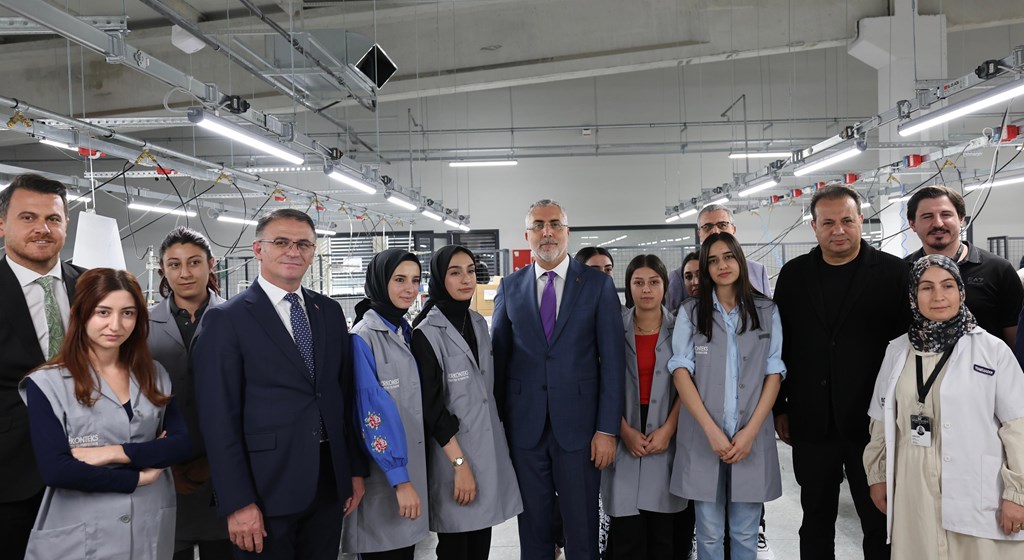 Çalışma ve Sosyal Güvenlik Bakanı Prof. Dr. Vedat Işıkhan, çeşitli ziyaretlerde bulunmak ve programlara katılmak üzere Van’a gitti.