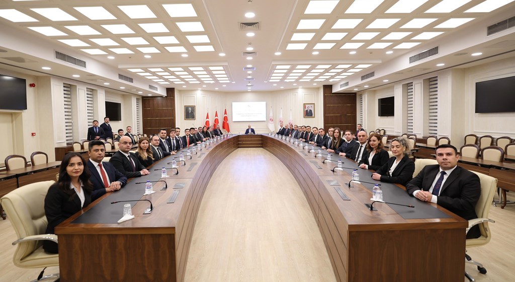 Çalışma ve Sosyal Güvenlik Bakanı Prof. Dr. Vedat Işıkhan, Çalışma ve Sosyal Güvenlik Bakanlığı Reşat Moralı Toplantı Salonu’nda düzenlenen “İş Müfettişi Yardımcıları Rozet Takma Töreni” ne katıldı.