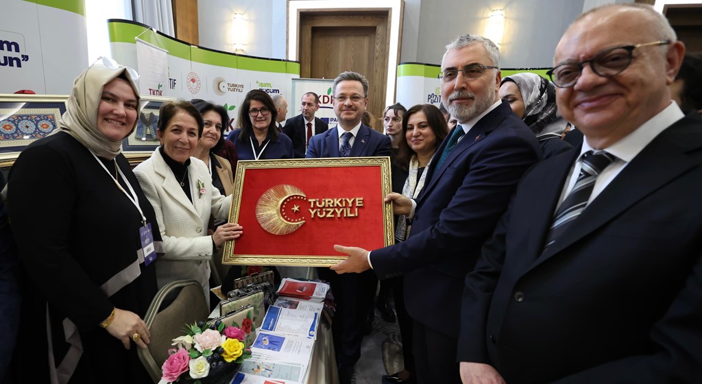 Çalışma ve Sosyal Güvenlik Bakanı Prof. Dr. Vedat Işıkhan, Manisa’da düzenlenen “İş-Pozitif Kadın İstihdamı Projesi Tanıtım Toplantısı” na iştirak etti.