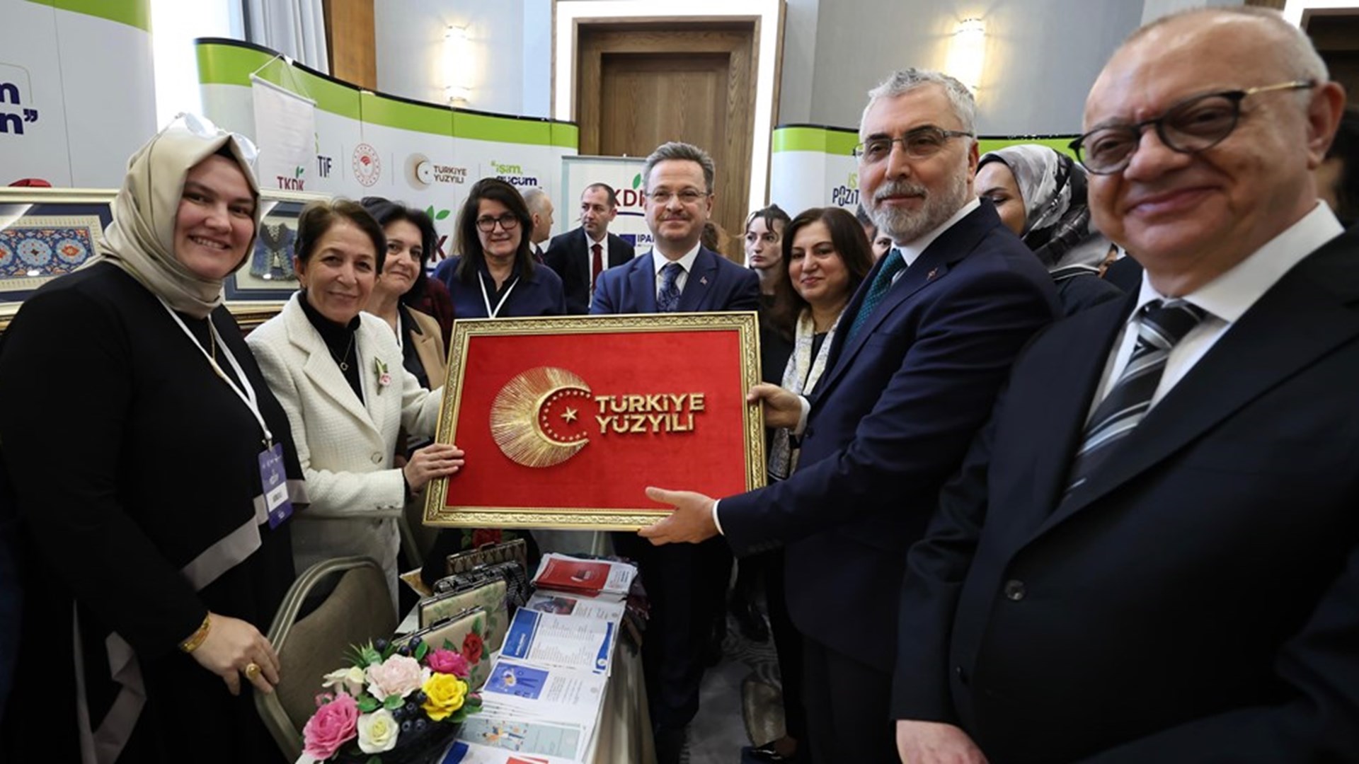 Çalışma ve Sosyal Güvenlik Bakanı Prof. Dr. Vedat Işıkhan, Manisa’da düzenlenen “İş-Pozitif Kadın İstihdamı Projesi Tanıtım Toplantısı” na iştirak etti.