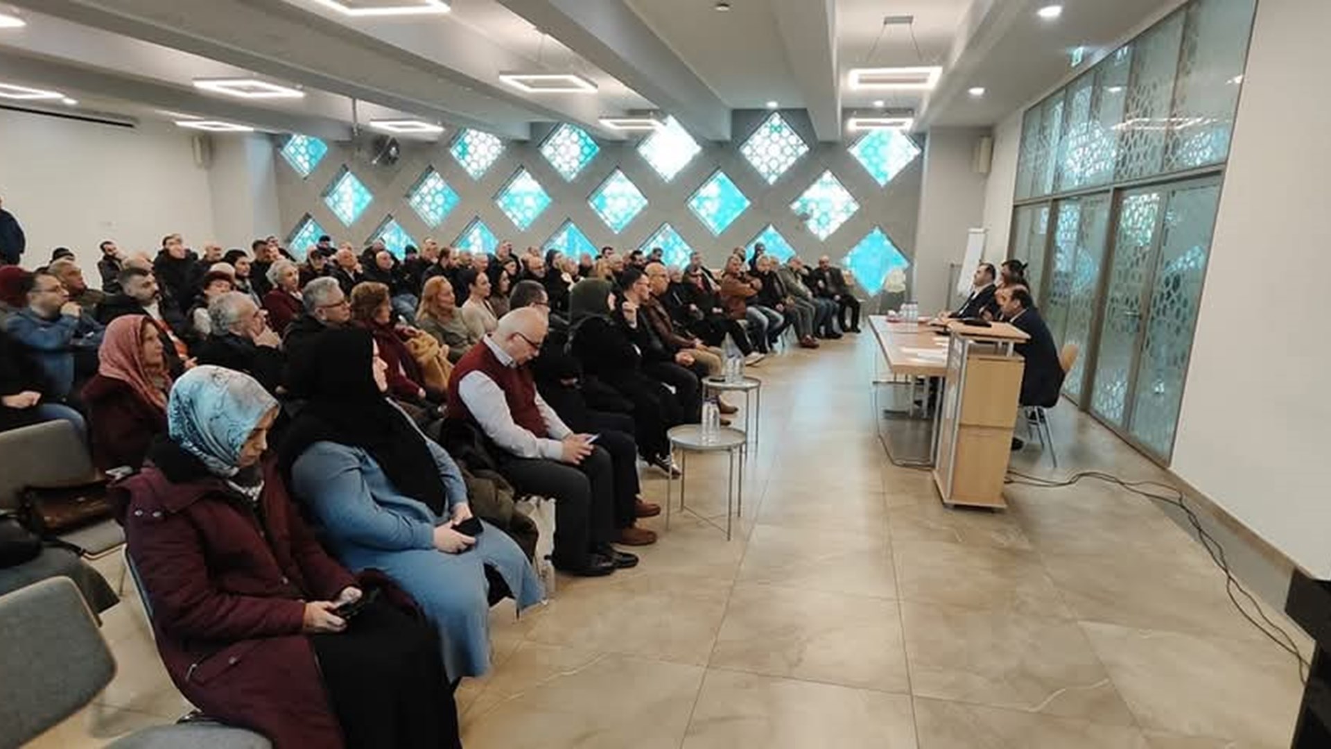 Stuttgart Ataşeliğimizce 2 Şubat 2025 Perşembe akşamı Çağdaş Yaşamı Destekleme Derneği’nde ve 9 Şubat 2025 Pazar günü DİTİB Esslingen Yunus Emre Cami Derneği’nde vatandaşlarımızla bir araya gelinmiş ve bilgilendirme toplantıları yapılmıştır.