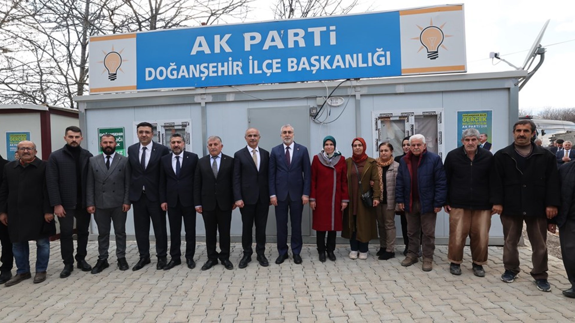 Çalışma ve Sosyal Güvenlik Bakanı Prof. Dr. Vedat Işıkhan, çeşitli ziyaretlerde bulunmak ve programlara katılmak üzere Malatya’ya gitti.