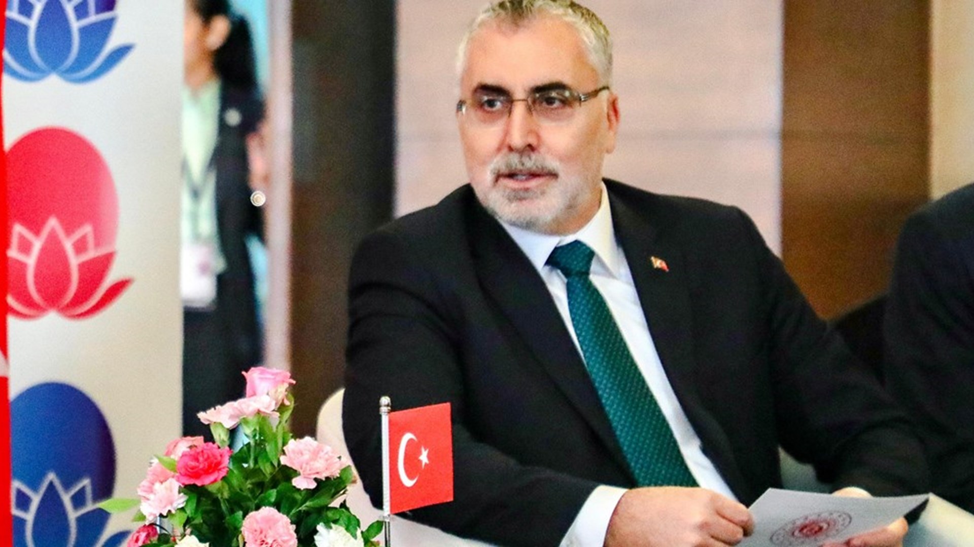 alışma ve Sosyal Güvenlik Bakanı Vedat Işıkhan, G20 Çalışma ve İstihdam Bakanları Toplantısı için gittiği Hindistan'da Endonezya, Hindistan, Brezilya ve Hollandalı mevkidaşlarıyla bir araya geldi.