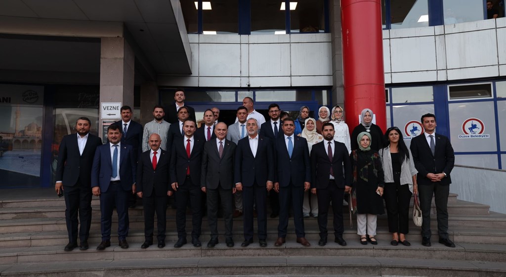 Çalışma ve Sosyal Güvenlik Bakanı Prof. Dr. Vedat Işıkhan, çeşitli ziyaretlerde bulunmak ve AK Parti Düzce İl Danışma Meclisi Toplantısı’na katılmak üzere Düzce’ye gitti.