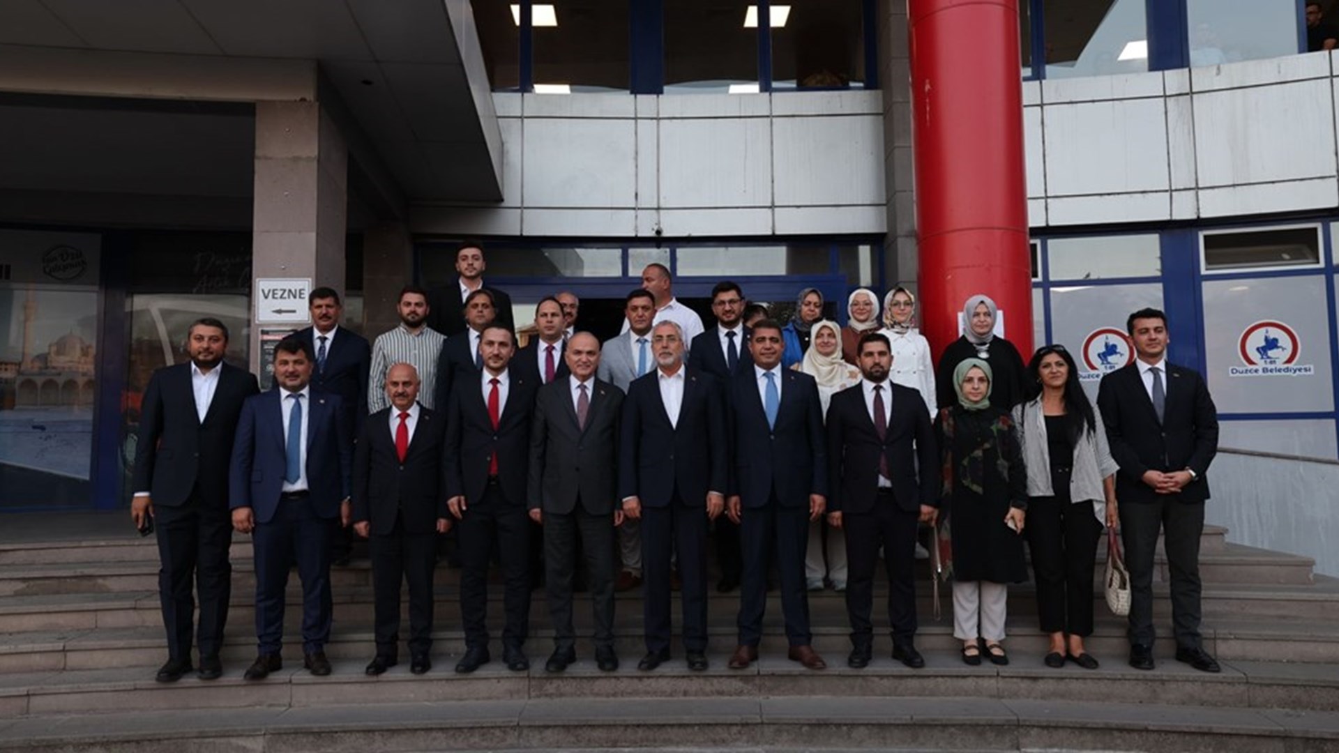 Çalışma ve Sosyal Güvenlik Bakanı Prof. Dr. Vedat Işıkhan, çeşitli ziyaretlerde bulunmak ve AK Parti Düzce İl Danışma Meclisi Toplantısı’na katılmak üzere Düzce’ye gitti.