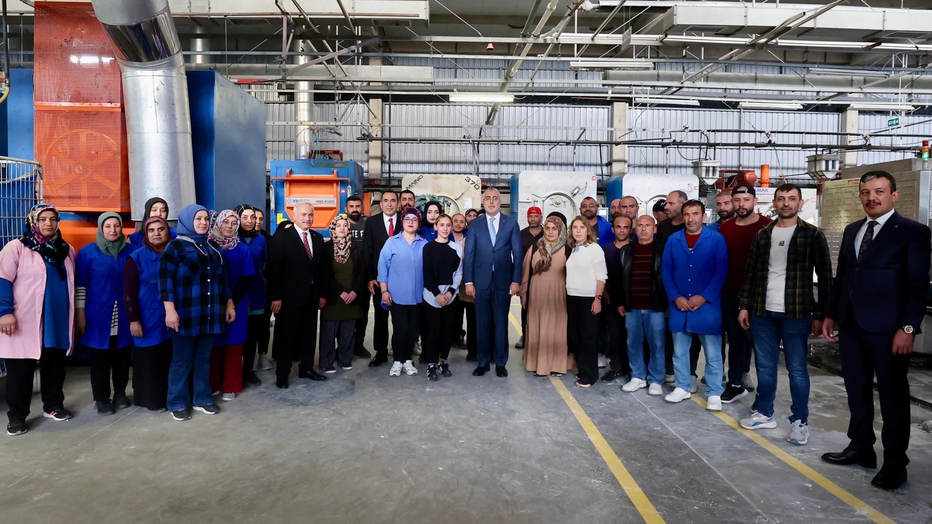 Çalışma ve Sosyal Güvenlik Bakanı Prof. Dr. Vedat Işıkhan, çeşitli ziyaretlerde bulunmak ve programlara katılmak üzere Aksaray’a gitti.