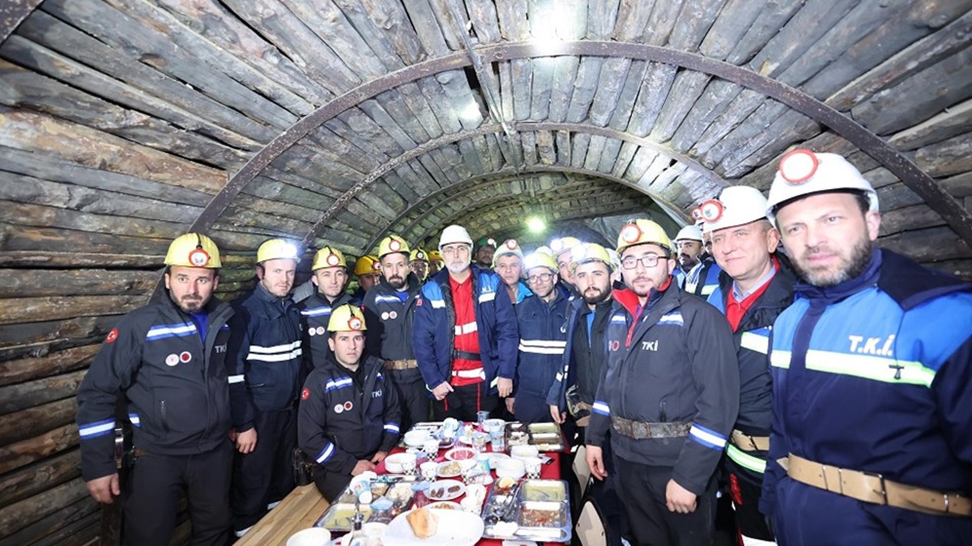 Çalışma ve Sosyal Güvenlik Bakanı Prof. Dr. Vedat Işıkhan, çeşitli temaslarda bulunmak ve programlara katılmak üzere Kütahya’ya gitti.