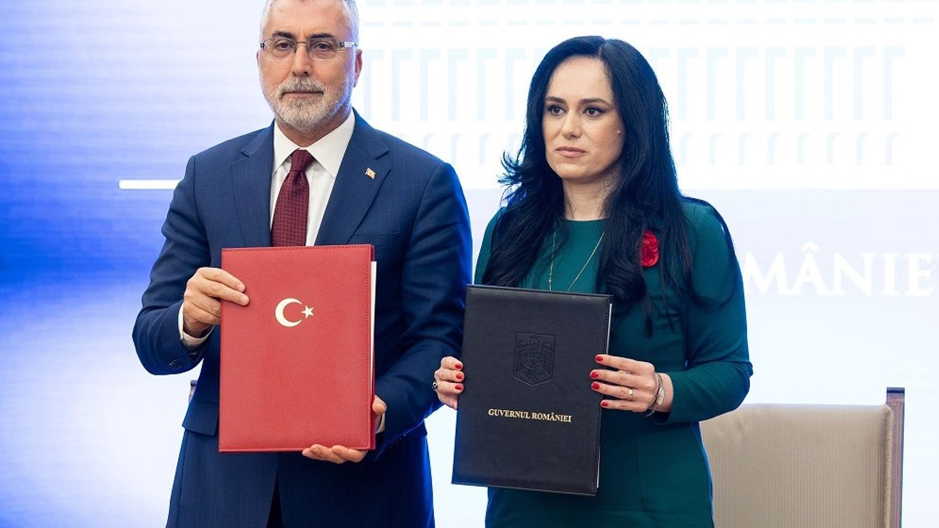 Çalışma ve Sosyal Güvenlik Bakanı Prof. Dr. Vedat Işıkhan, Çalışma ve Sosyal Güvenlik Bakanlığı ile Romanya Çalışma ve Sosyal Dayanışma Bakanlığı arasındaki Çalışma ve Sosyal Güvenlik Ortak Çalışma Grubu’nun 1. Toplantısı’na katılmak ve çeşitli temaslarda bulunmak üzere Romanya’ya gitti.