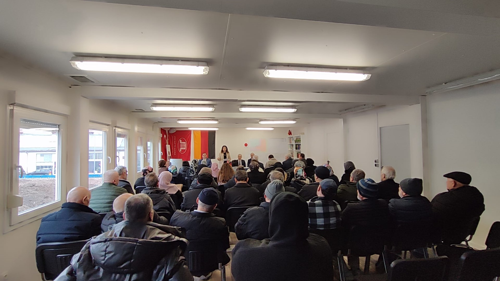 Stuttgart Ataşeliğimizce 16 Şubat 2025 Pazar günü DİTİB Stuttgart Feuerbach Merkez Camii Derneği ev sahipliğinde, 21 Şubat 2025 Cuma akşamı Türk Veli Birlikleri Federasyonu iş birliğiyle LUTEV Ludwigsburg Türk Okul Aile Birliği ev sahipliğinde ve 23 Şubat 2025 Pazar günü DİTİB Ulm Merkez Camii Derneği’nde vatandaş bilgilendirme toplantıları gerçekleştirilmiştir.