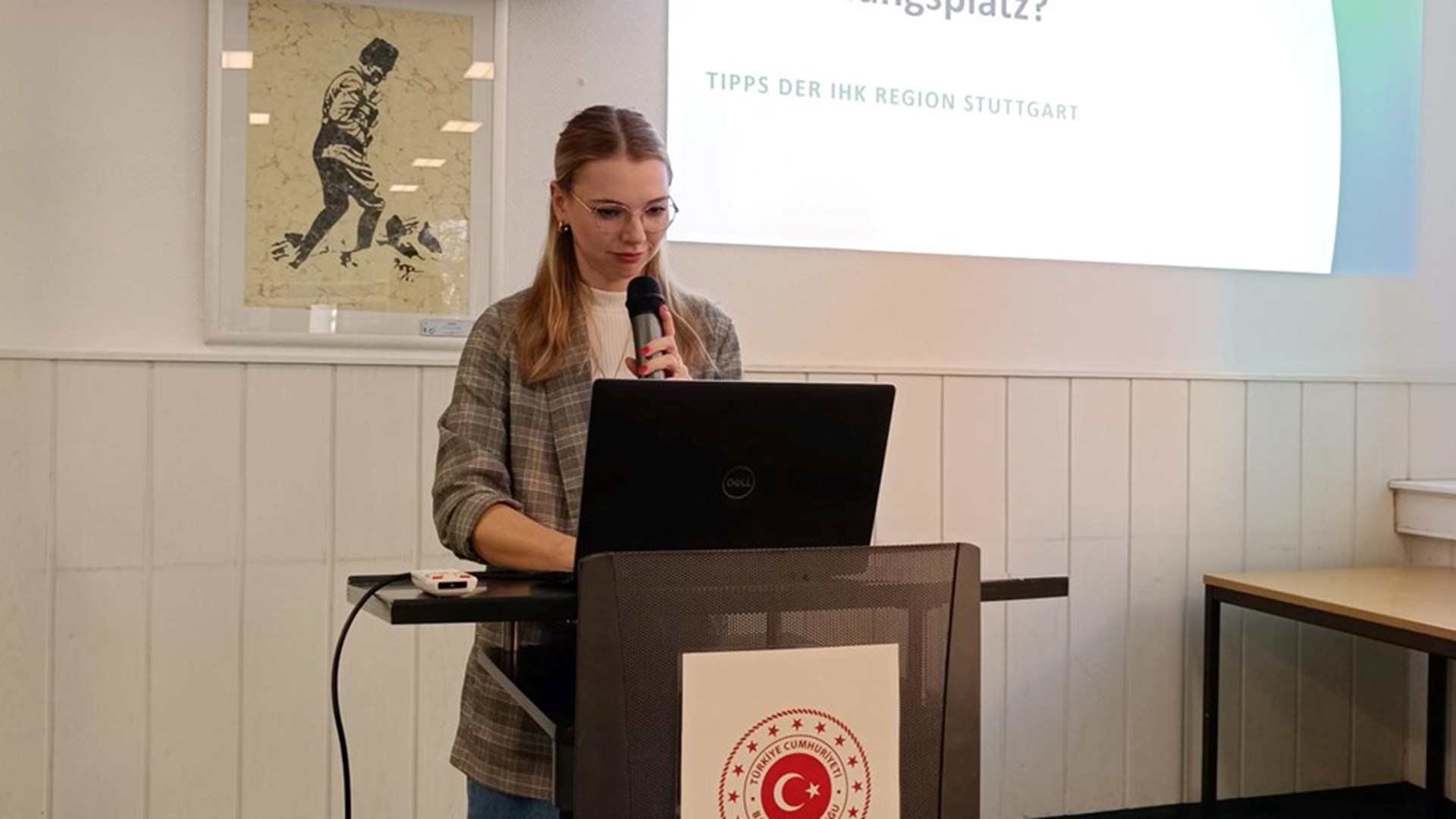 Stuttgart Çalışma ve Sosyal Güvenlik Ataşeliğimizin katkılarıyla Başkonsolosluğumuz ile Stuttgart Sanayi ve Ticaret Odası (IHK) iş birliği kapsamında 11.10.2023 Çarşamba günü Başkonsolosluğumuz binasında meslek eğitim toplantısı gerçekleştirildi.