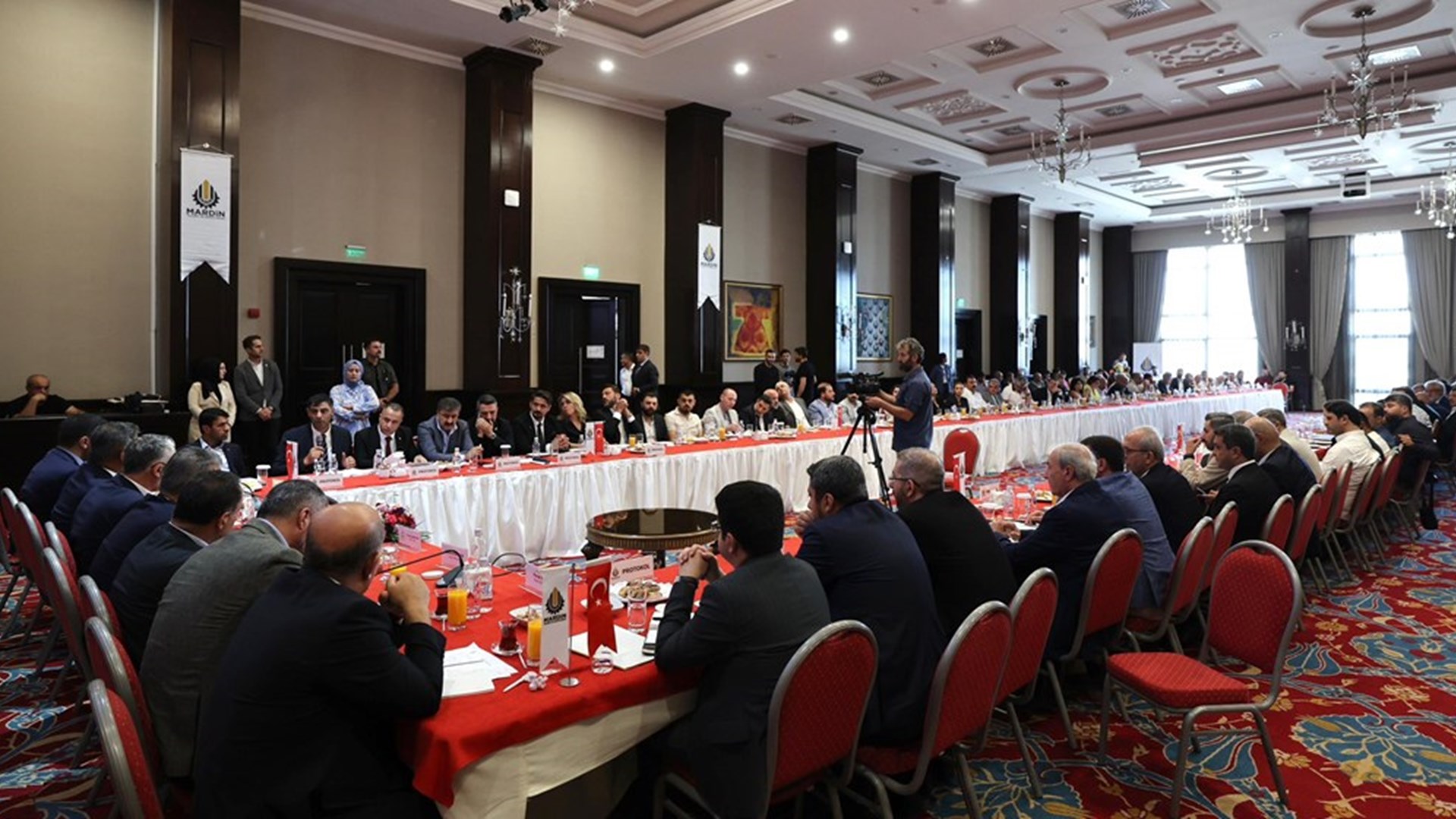 Çalışma ve Sosyal Güvenlik Bakanı Vedat Işıkhan, çeşitli temaslarda bulunmak ve “Mardin İş Dünyası İstişare Toplantısı”na katılmak üzere Mardin’e gitti.