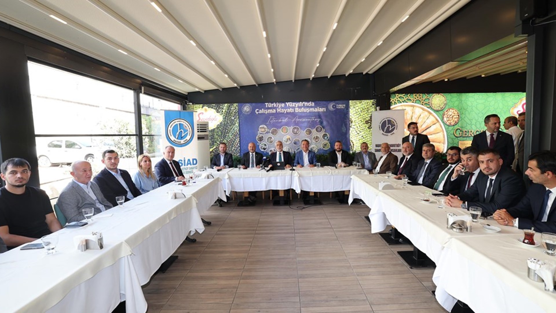 Çalışma ve Sosyal Güvenlik Bakanı Prof. Dr. Vedat Işıkhan, çeşitli temaslarda bulunmak ve programlara katılmak üzere İstanbul’a gitti.