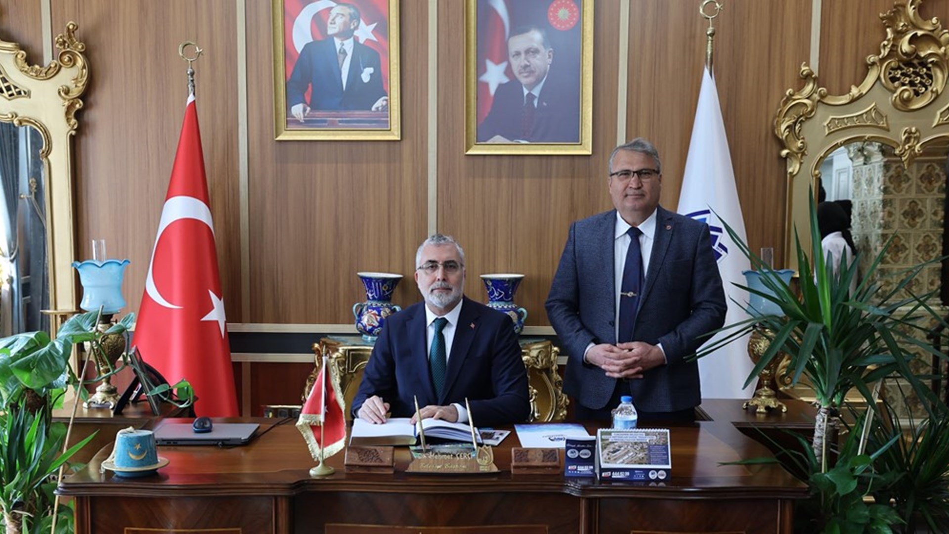 Çalışma ve Sosyal Güvenlik Bakanı Prof. Dr. Vedat Işıkhan, Manisa’da düzenlenen “İş-Pozitif Kadın İstihdamı Projesi Tanıtım Toplantısı” na iştirak etti.