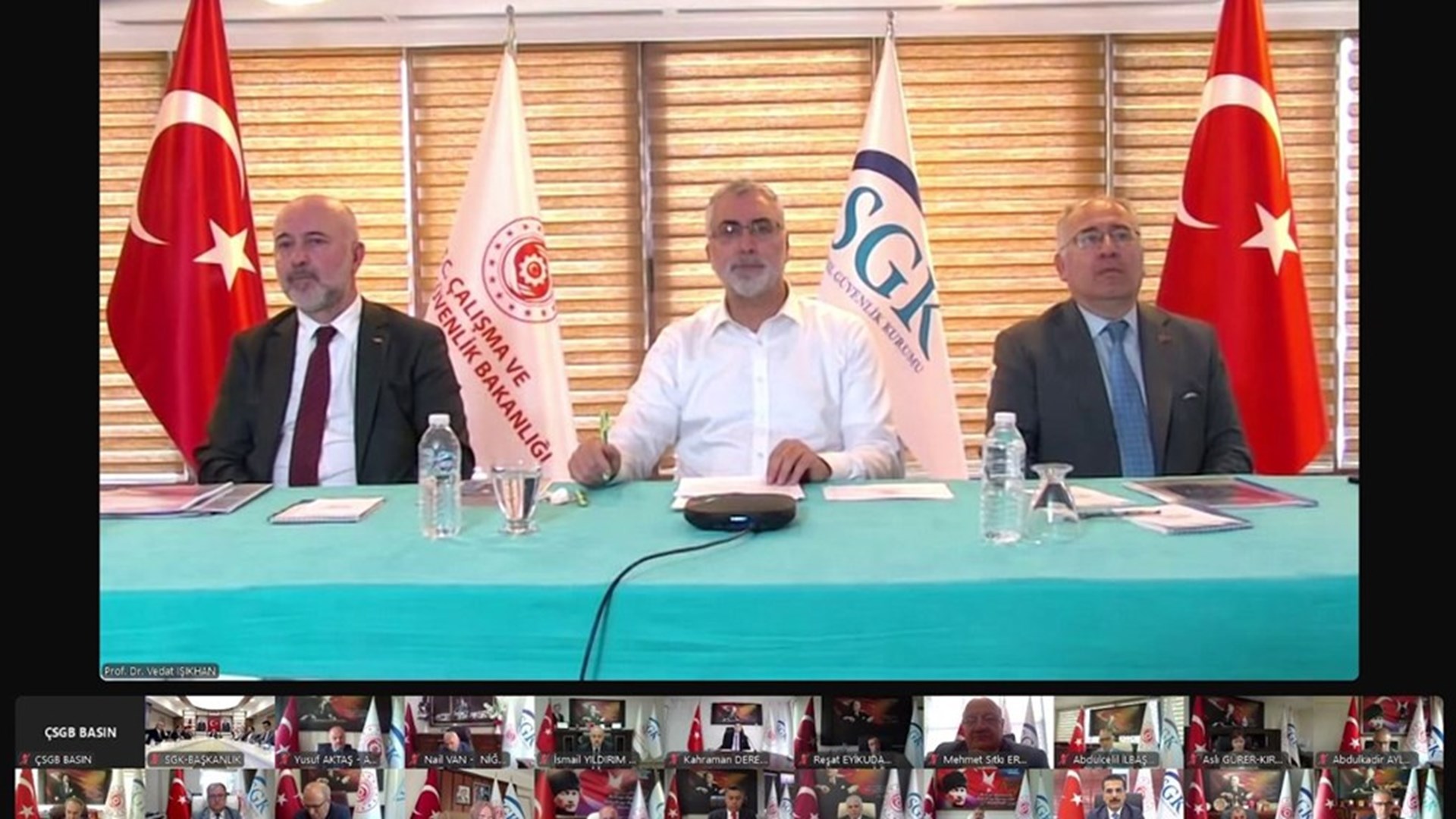 Çalışma ve Sosyal Güvenlik Bakanı Prof. Dr. Vedat Işıkhan, 81 ilin SGK il müdürleri ile toplantı yaptı.