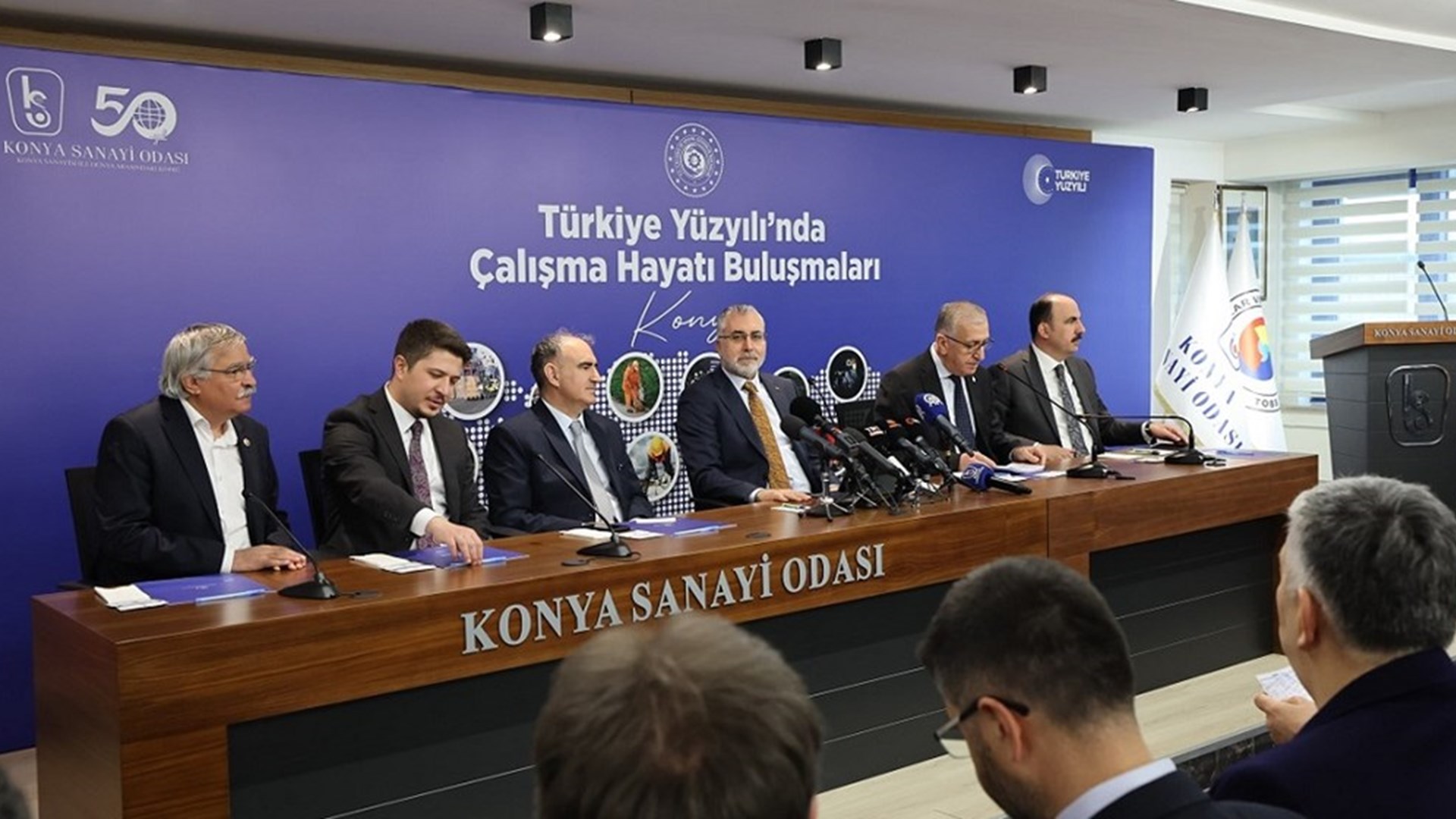 Çalışma ve Sosyal Güvenlik Bakanı Prof. Dr. Vedat Işıkhan, çeşitli temaslarda bulunmak ve programlara katılmak üzere Konya’ya gitti.