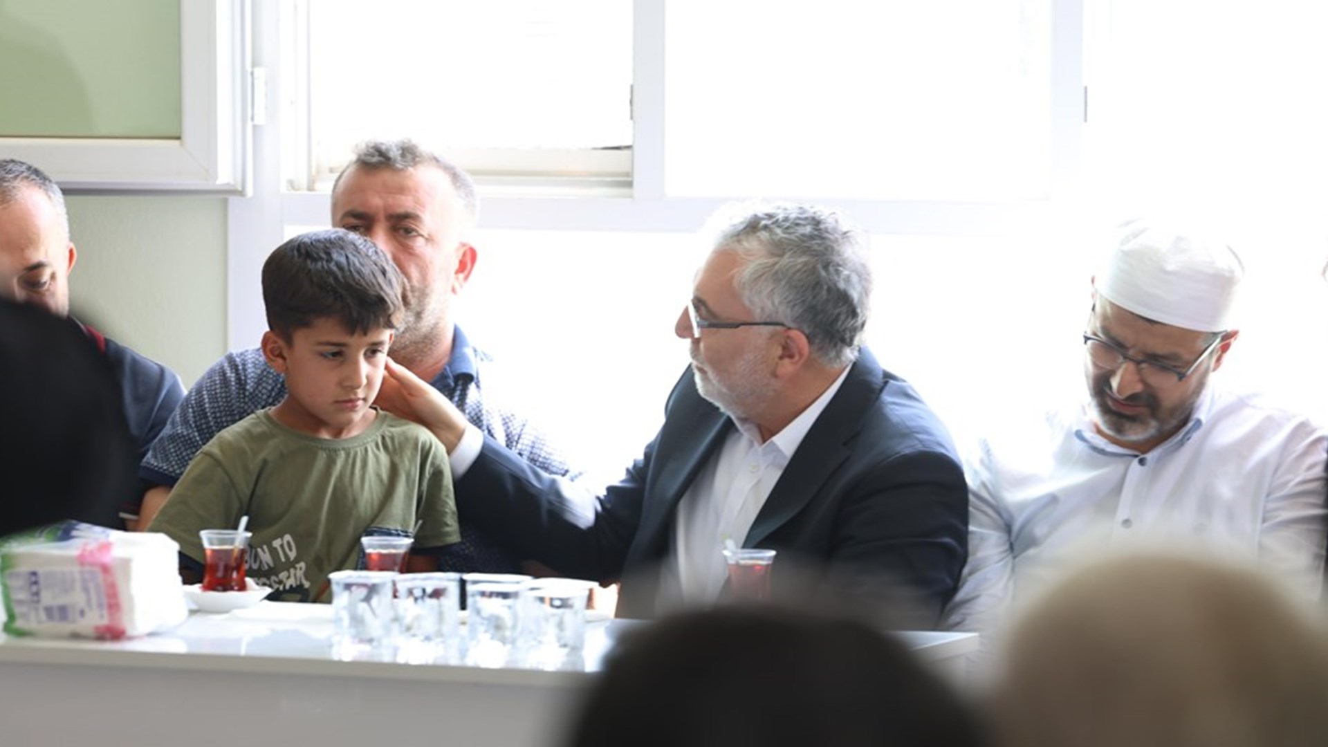 Çalışma ve Sosyal Güvenlik Bakanı Prof. Dr. Vedat Işıkhan, Diyarbakır ve Mardin'de çıkan yangın nedeniyle hayatını kaybedenlerin yakınlarına taziye ziyaretinde bulundu.