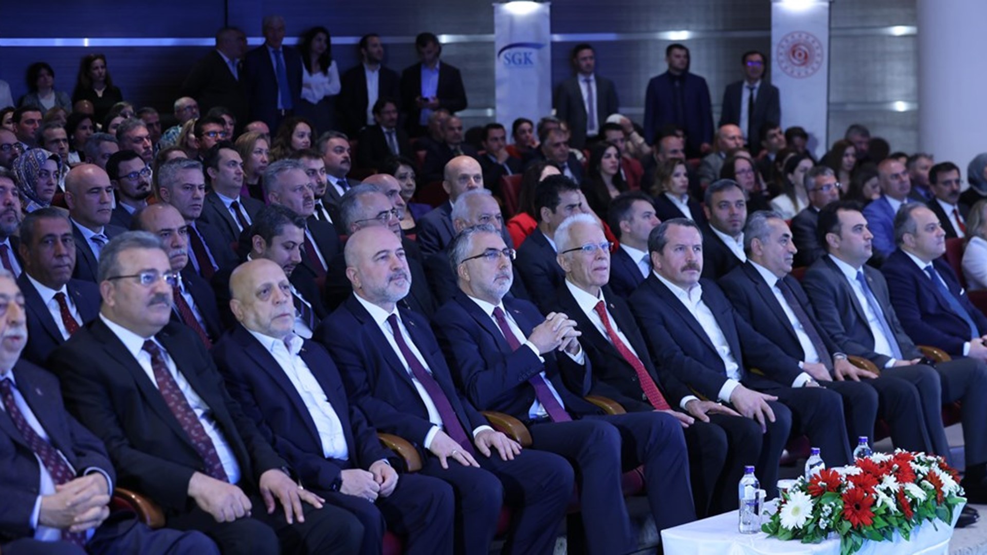 Çalışma ve Sosyal Güvenlik Bakanı Prof. Dr. Vedat Işıkhan, Sosyal Güvenlik Kurumu Başkanlığı Erdoğan Özen Konferans Salonu’nda düzenlenen “Sosyal Güvenlik Haftası Buluşması” Programı’na katıldı.