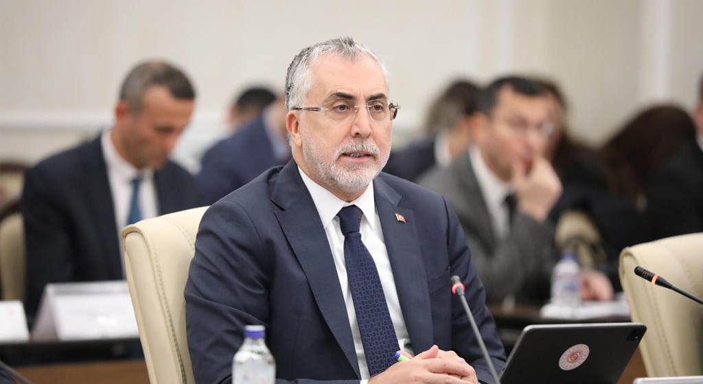 Kamu Personeli Danışma Kurulu (KPDK) Toplantısı, Çalışma ve Sosyal Güvenlik Bakanı Prof. Dr. Vedat Işıkhan’ın başkanlığında, Çalışma ve Sosyal Güvenlik Bakanlığı ev sahipliğinde Reşat Moralı Toplantı Salonu’nda gerçekleşti.