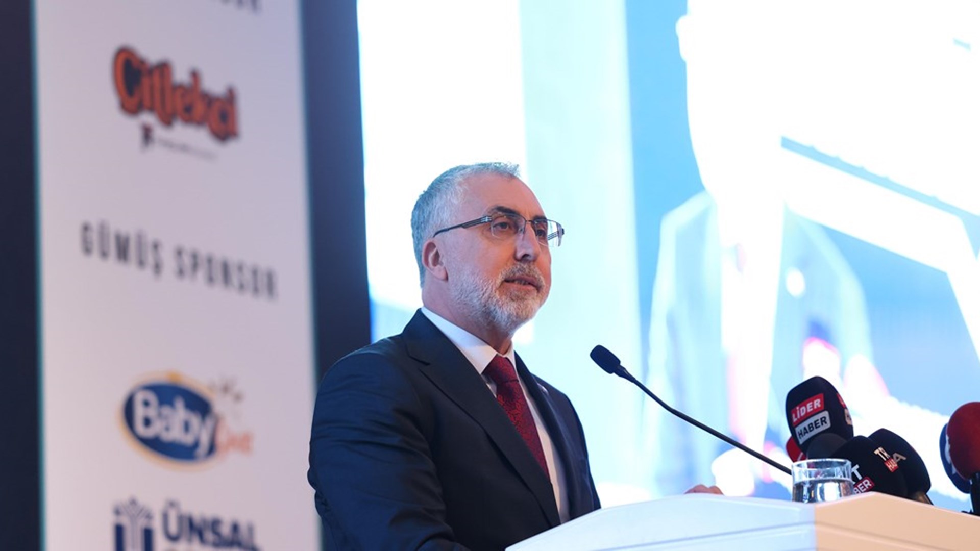 Çalışma ve Sosyal Güvenlik Bakanı Prof. Dr. Vedat Işıkhan, Müstakil Sanayici ve iş Adamları Derneği’nin (MÜSİAD) İftar Programı’na katıldı.