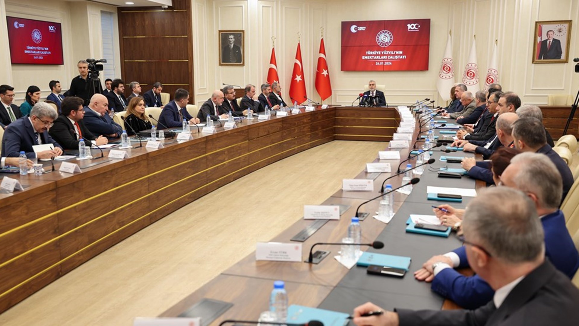 Çalışma ve Sosyal Güvenlik Bakanı Prof. Dr. Vedat Işıkhan, Çalışma ve Sosyal Güvenlik Bakanlığı ev sahipliğinde Reşat Moralı Toplantı Salonu’nda düzenlenen “Türkiye Yüzyılı’nın Emektarları Çalıştayı” na katıldı.