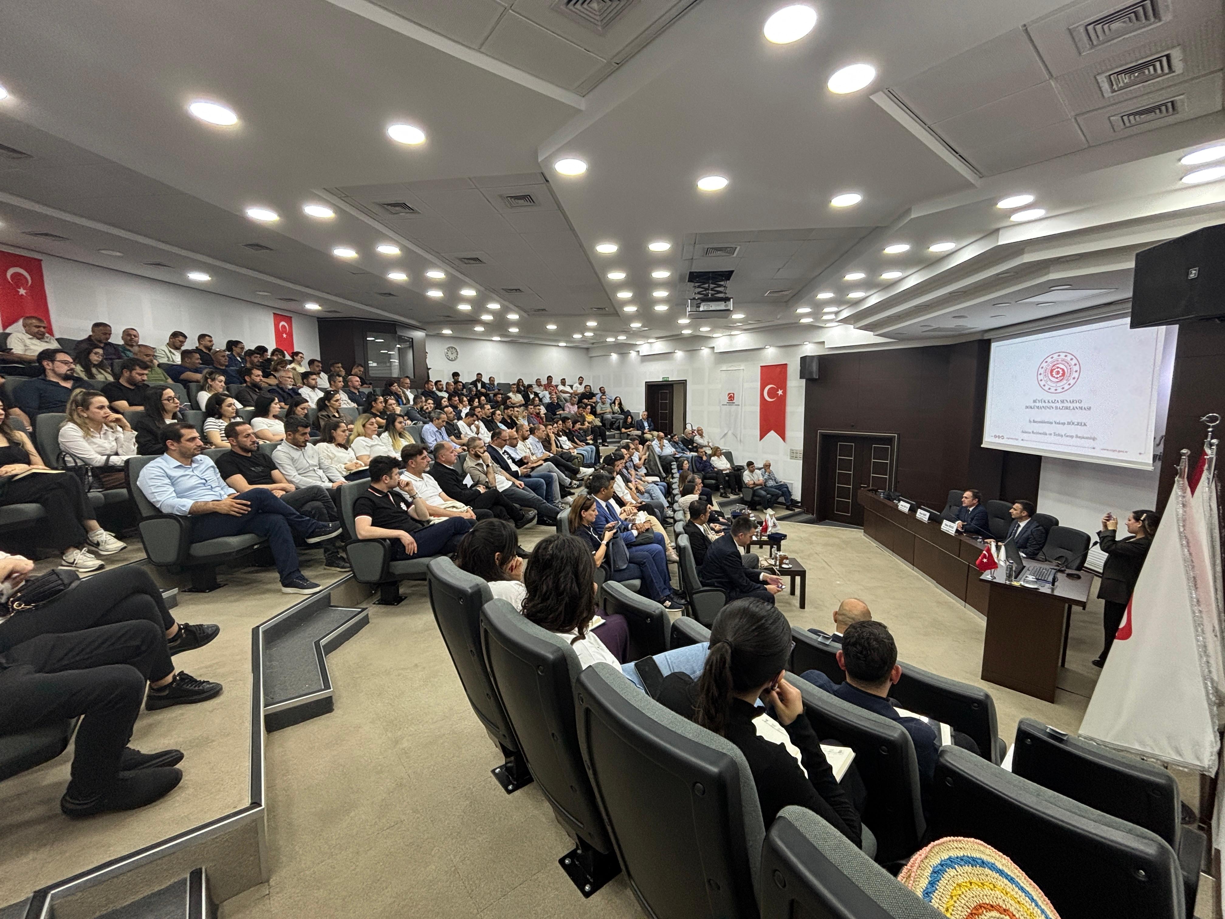 Adana’da büyük kaza senaryo dokümanı (BKSD) hazırlama süreci ve uygulamada sık karşılaşılan teknik ve metodolojik hatalar hakkında bilgilendirme toplantısı  düzenlendi.