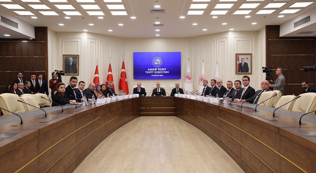 İşçi, işveren ve hükümet temsilcilerinden oluşan Asgari Ücret Tespit Komisyonu, 2025'te geçerli olacak asgari ücreti belirleme çalışmaları kapsamında ilk toplantısını Çalışma ve Sosyal Güvenlik Bakanlığı ev sahipliğinde gerçekleştirdi.