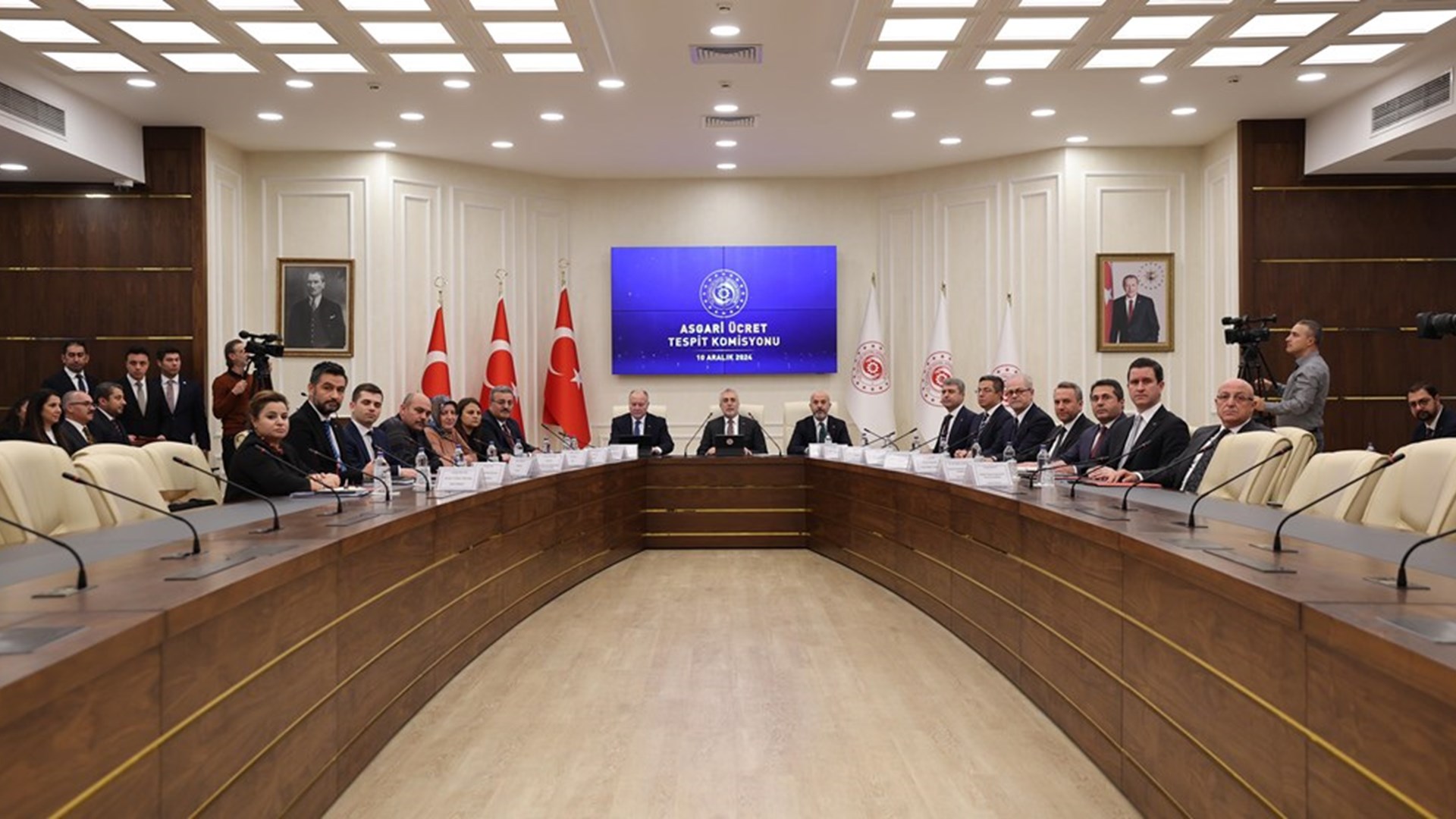 İşçi, işveren ve hükümet temsilcilerinden oluşan Asgari Ücret Tespit Komisyonu, 2025'te geçerli olacak asgari ücreti belirleme çalışmaları kapsamında ilk toplantısını Çalışma ve Sosyal Güvenlik Bakanlığı ev sahipliğinde gerçekleştirdi.