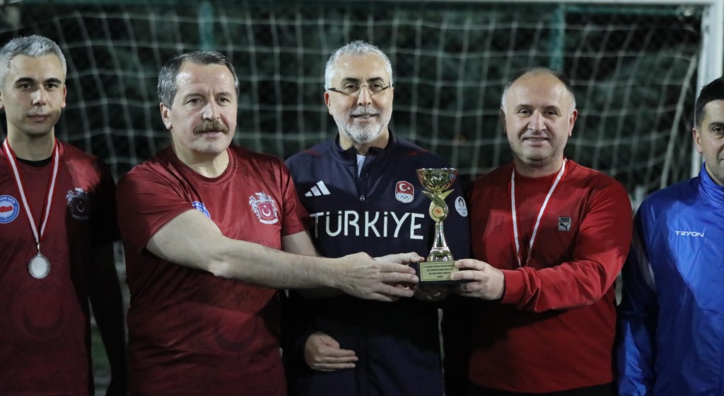 Çalışma ve Sosyal Güvenlik Bakanlığının düzenlediği futbol turnuvasında, bakanlık, işçi, işveren ve memur konfederasyonlarının temsilcileri ile basın mensupları bir araya geldi.