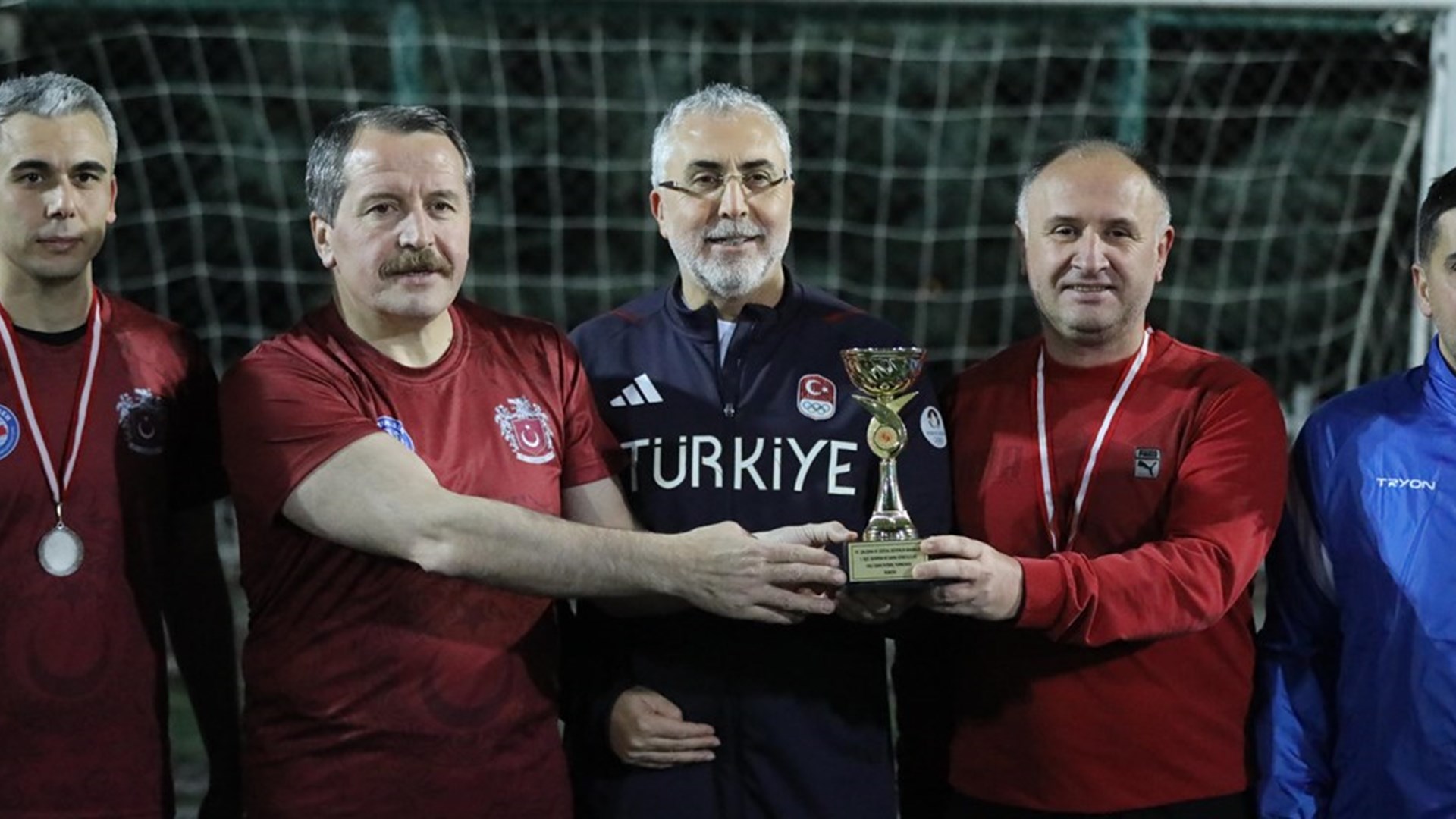 Çalışma ve Sosyal Güvenlik Bakanlığının düzenlediği futbol turnuvasında, bakanlık, işçi, işveren ve memur konfederasyonlarının temsilcileri ile basın mensupları bir araya geldi.