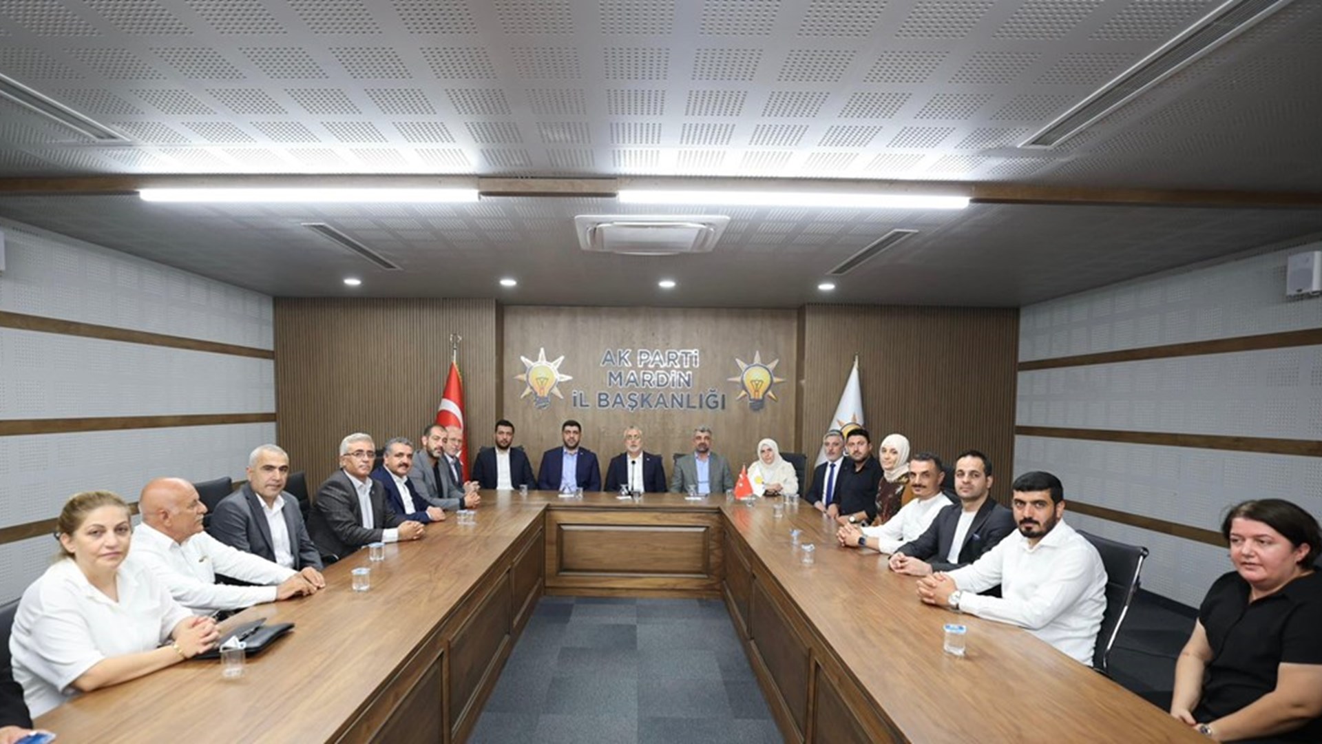 Çalışma ve Sosyal Güvenlik Bakanı Vedat Işıkhan, çeşitli temaslarda bulunmak ve “Mardin İş Dünyası İstişare Toplantısı”na katılmak üzere Mardin’e gitti.