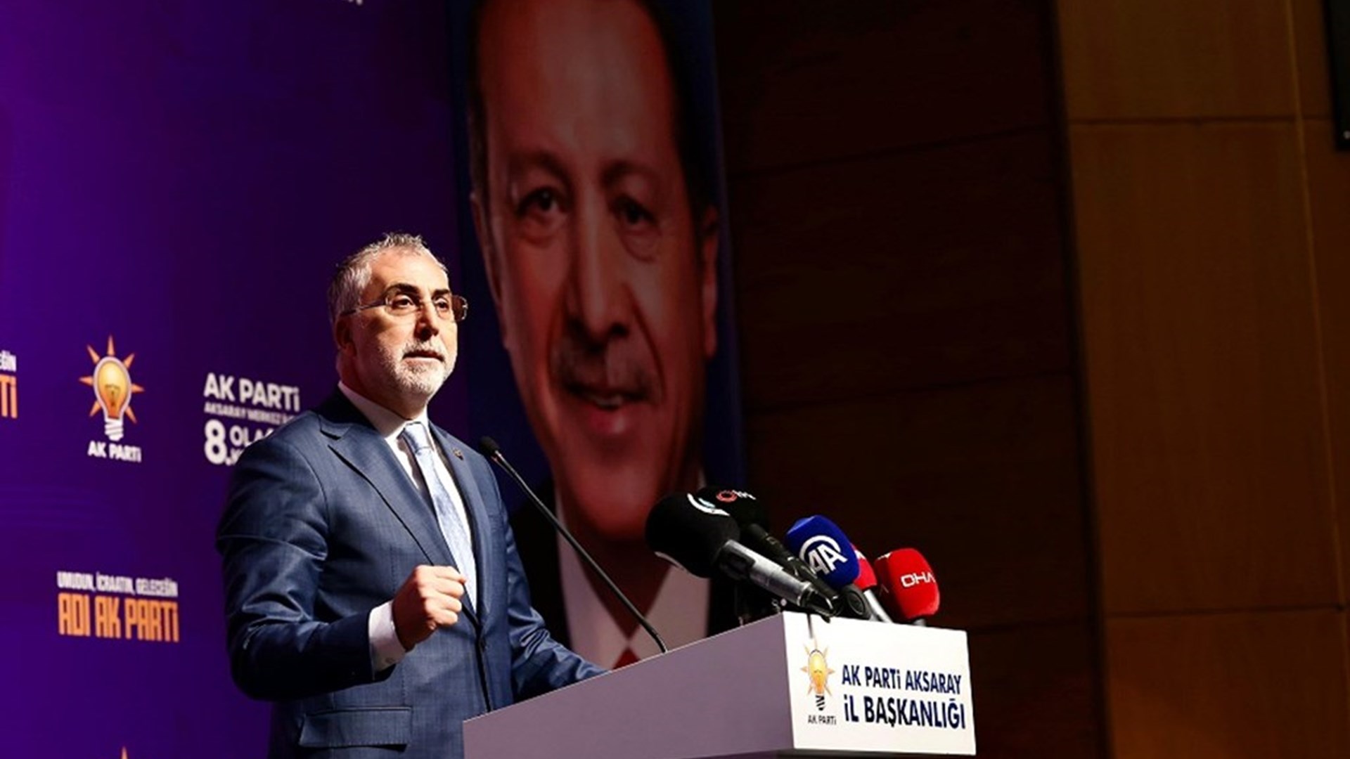 Çalışma ve Sosyal Güvenlik Bakanı Prof. Dr. Vedat Işıkhan, çeşitli ziyaretlerde bulunmak ve programlara katılmak üzere Aksaray’a gitti.