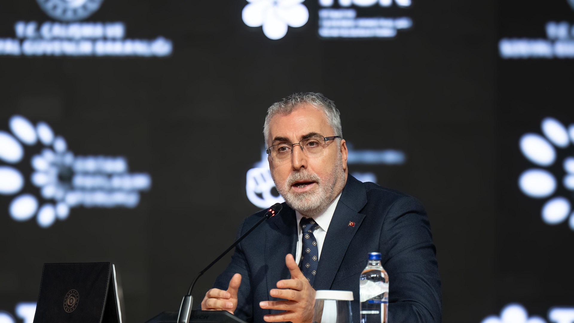 Çalışma ve Sosyal Güvenlik Bakanı Prof. Dr. Vedat Işıkhan, Cumhurbaşkanı Recep Tayyip Erdoğan’ın katılımıyla Çalışma ve Sosyal Güvenlik Bakanlığı ve Türkiye İşveren Sendikaları Konfederasyonu (TİSK) tarafından düzenlenen Ortak Paylaşım Forumu’nda konuştu.