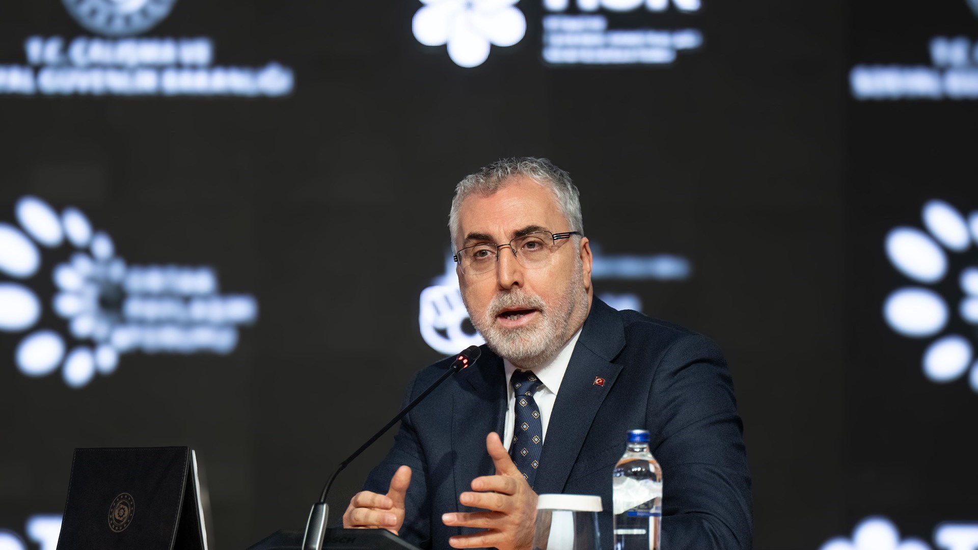 Çalışma ve Sosyal Güvenlik Bakanı Prof. Dr. Vedat Işıkhan, Cumhurbaşkanı Recep Tayyip Erdoğan’ın katılımıyla Çalışma ve Sosyal Güvenlik Bakanlığı ve Türkiye İşveren Sendikaları Konfederasyonu (TİSK) tarafından düzenlenen Ortak Paylaşım Forumu’nda konuştu.