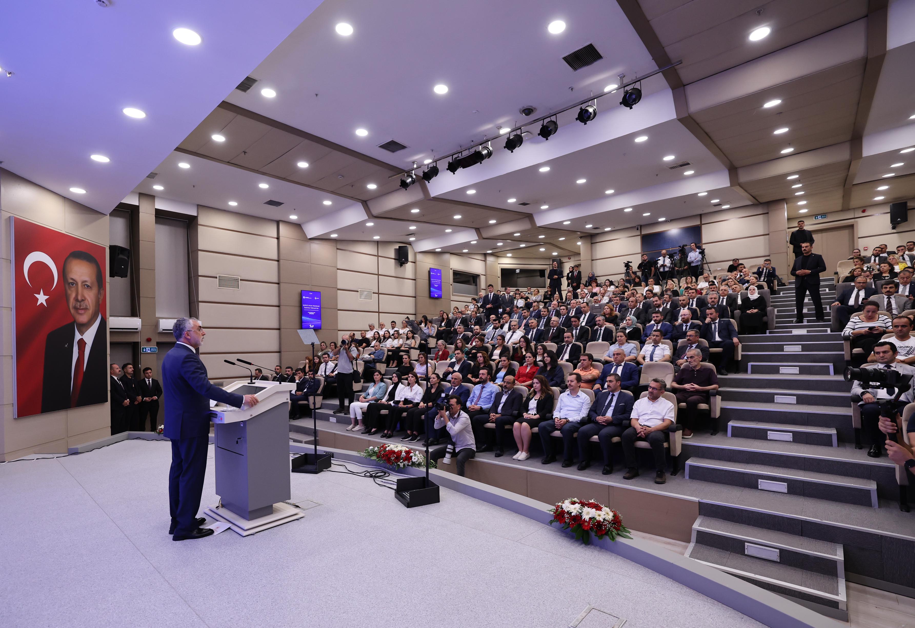 Çalışma ve Sosyal Güvenlik Bakanı Prof. Dr. Vedat Işıkhan, Yeni bir aktif işgücü programı olarak Türkiye İş Kurumu (İŞKUR) tarafından tasarlanan İşgücü Uyum Programı’nın (İUP) İŞKUR Genel Müdürlüğü’nde düzenlenen tanıtım toplantısına katıldı. 