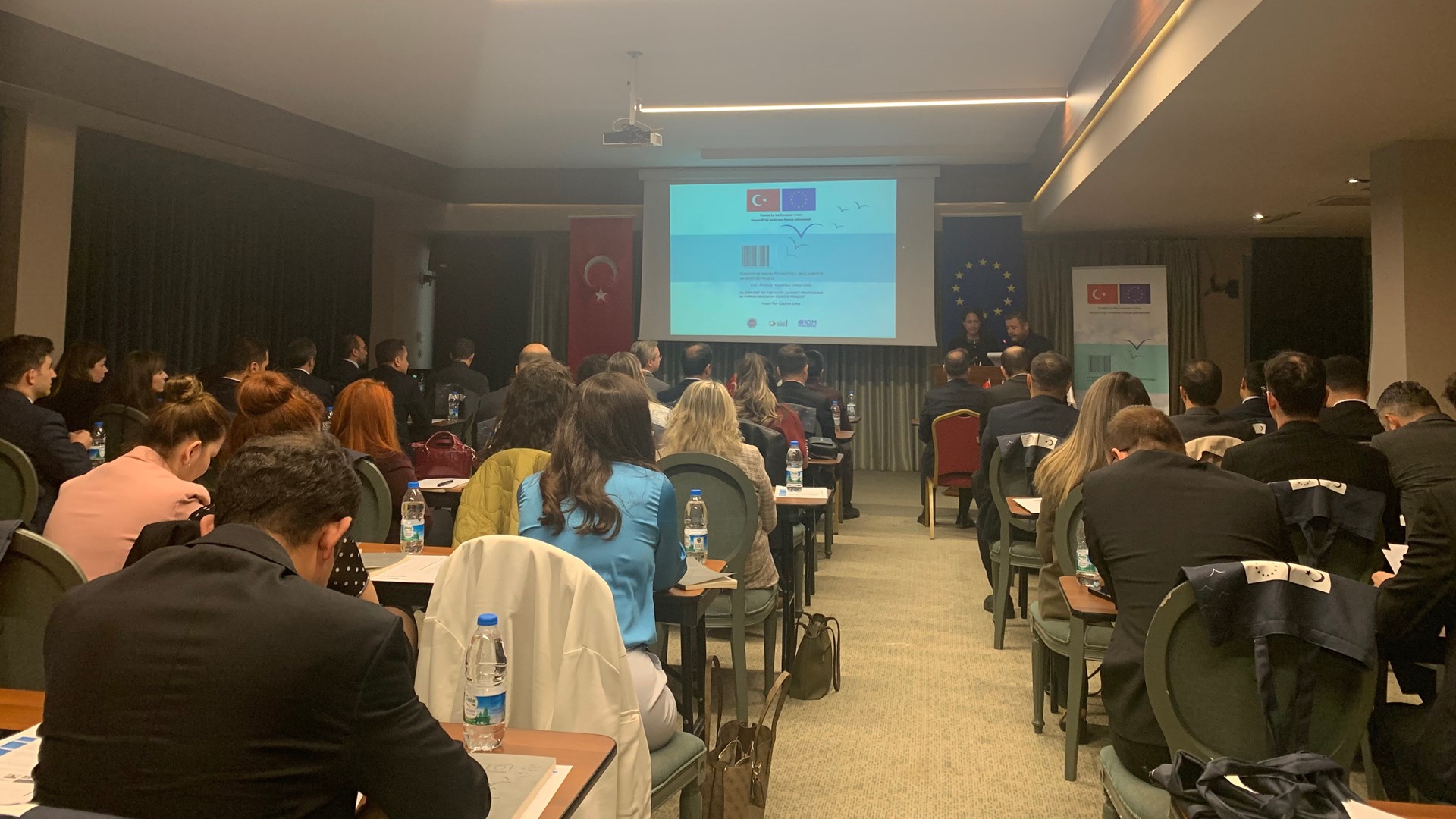 2025–2030 İnsan Ticaretiyle Mücadele Ulusal Eylem Planı kapsamında iş müfettişlerimizin mesleki yetkinliklerini artırmak amacıyla düzenlenen üç günlük çalıştay, 6 Ekim 2025 tarihinde gerçekleştirilen açılış oturumuyla başladı. Başkanlığımız ve Göç İdaresi Başkanlığı iş birliğiyle düzenlenen program, insan ticareti ve zorla çalıştırma ile mücadelede teftiş süreçlerinin etkinliğini artırmaya odaklanıyor.