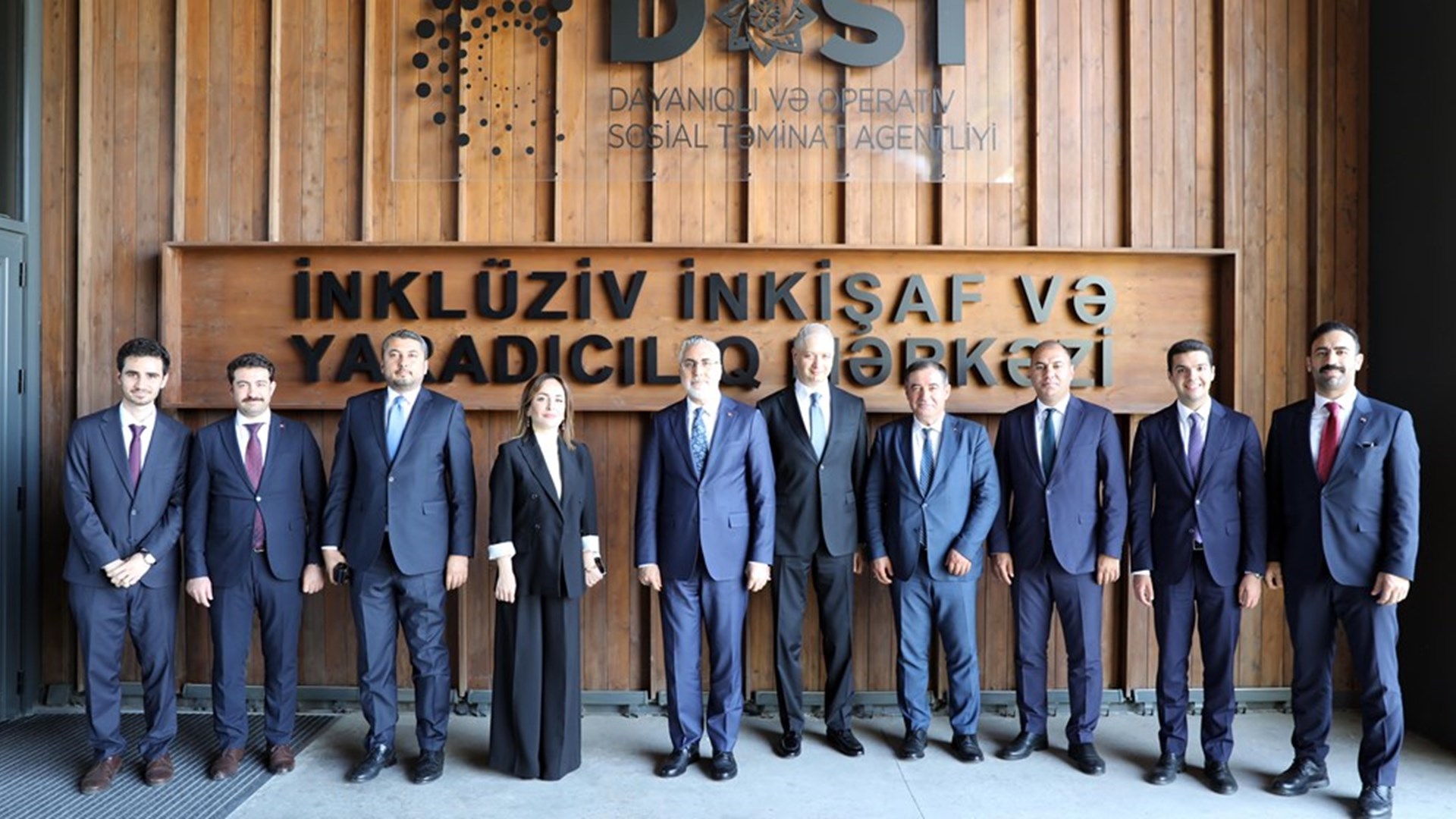 Çalışma ve Sosyal Güvenlik Bakanı Prof. Dr. Vedat Işıkhan, Azerbaycan’daki temasları kapsamında ilk olarak Azerbaycan milli lideri merhum Haydar Aliyev'in kabrini, Azerbaycan Şehitliği ve Türk Şehitliği’ni ziyaret etti.