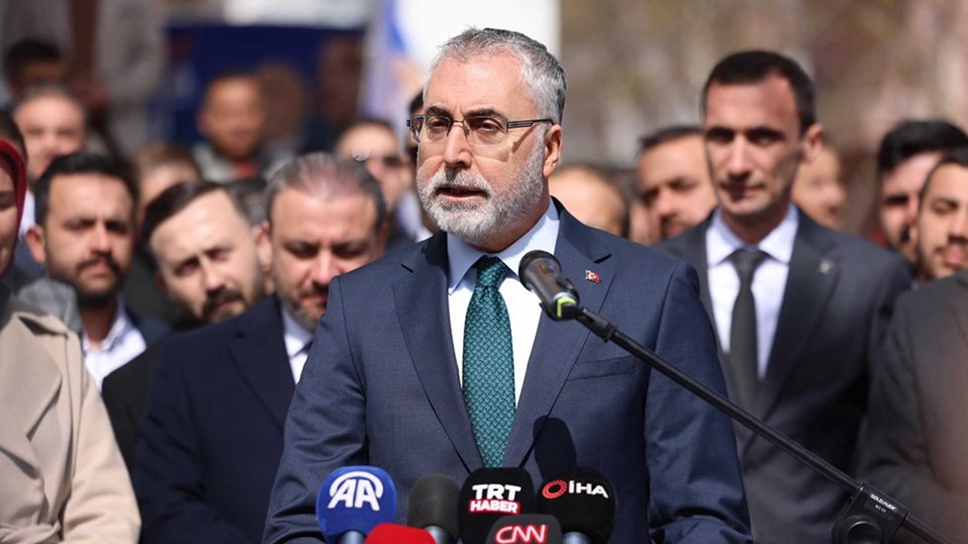 Çalışma ve Sosyal Güvenlik Bakanı Prof. Dr. Vedat Işıkhan, çeşitli temaslarda bulunmak ve programlara katılmak için Ankara’nın Keçiören ve Altındağ İlçelerini ziyaret etti.