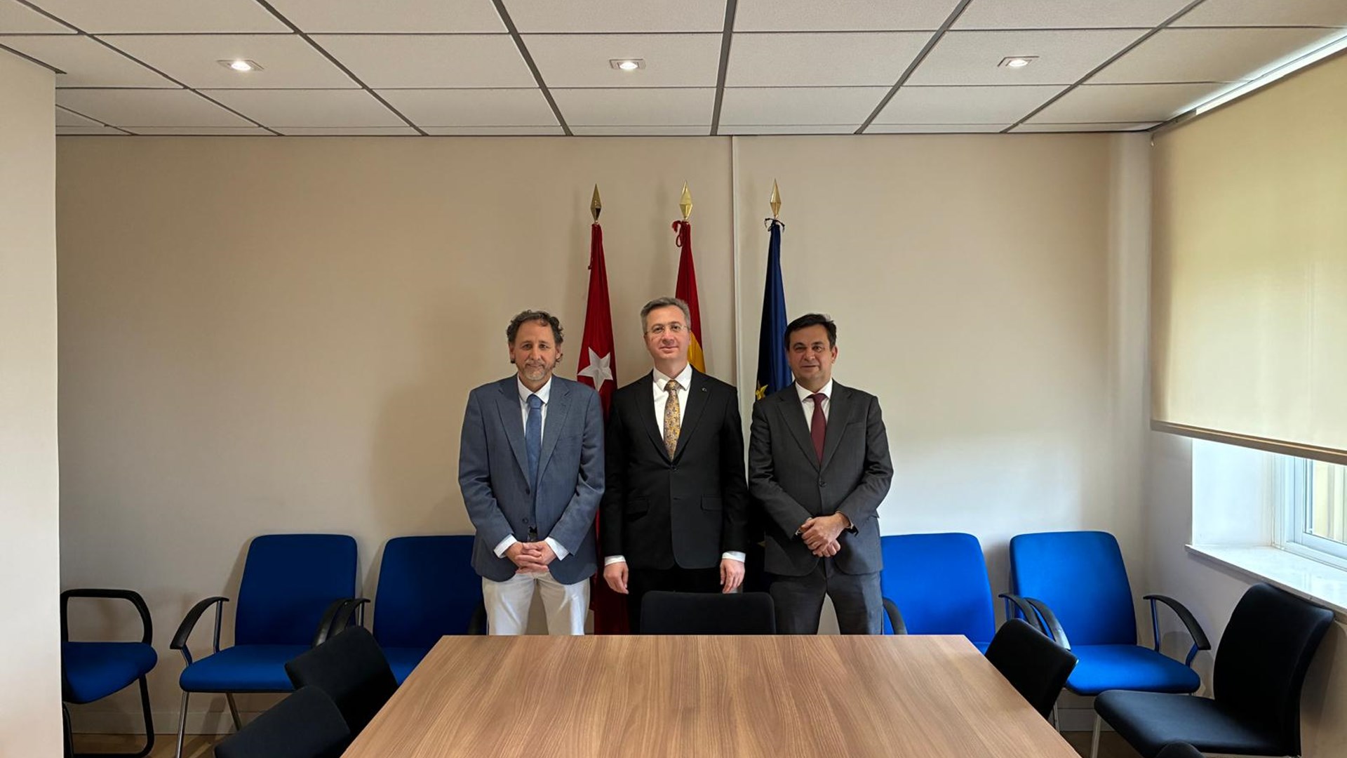 Başkanımız Bekir Aktürk’ün başkanlık ettiği heyet tarafından 8 Mayıs 2025 tarihinde İspanya İş ve Sosyal Güvenlik Teftiş Kurumunun Madrid Ofisi ziyaret edilerek ülkedeki teftiş uygulamaları yerinde incelendi.