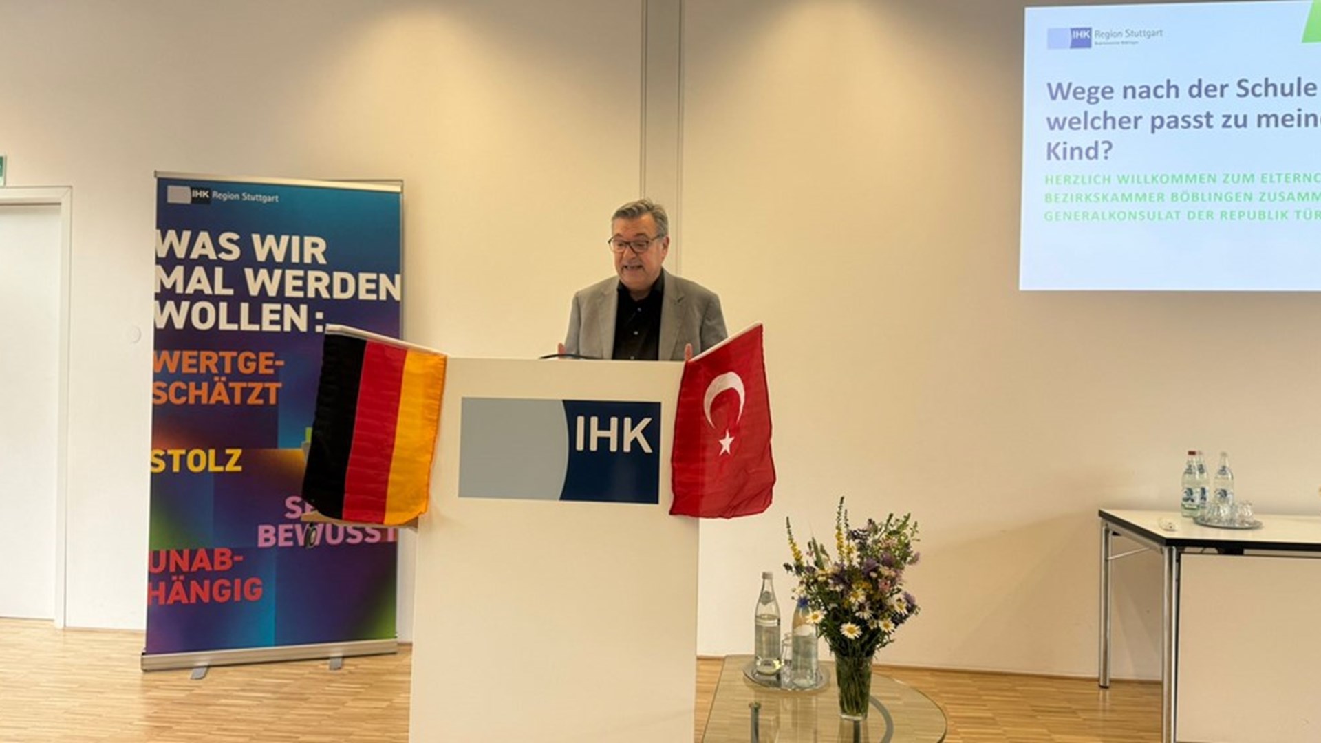 Stuttgart Çalışma ve Sosyal Güvenlik Ataşeliğimizce yaz tatili öncesi gençler ve ebeveynlere, okul sonrası meslek eğitimi ve yüksekokul seçenekleri konusunda kapsamlı bilgiler verildi.