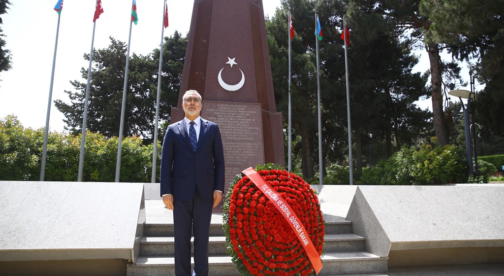 Çalışma ve Sosyal Güvenlik Bakanı Prof. Dr. Vedat Işıkhan, Azerbaycan’daki temasları kapsamında ilk olarak Azerbaycan milli lideri merhum Haydar Aliyev'in kabrini, Azerbaycan Şehitliği ve Türk Şehitliği’ni ziyaret etti.