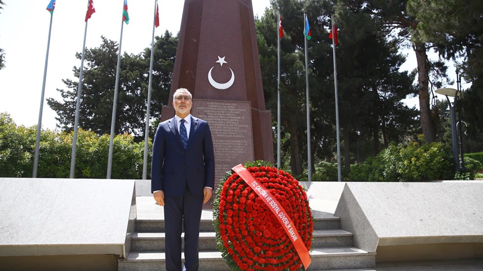 Çalışma ve Sosyal Güvenlik Bakanı Prof. Dr. Vedat Işıkhan, Azerbaycan’daki temasları kapsamında ilk olarak Azerbaycan milli lideri merhum Haydar Aliyev'in kabrini, Azerbaycan Şehitliği ve Türk Şehitliği’ni ziyaret etti.