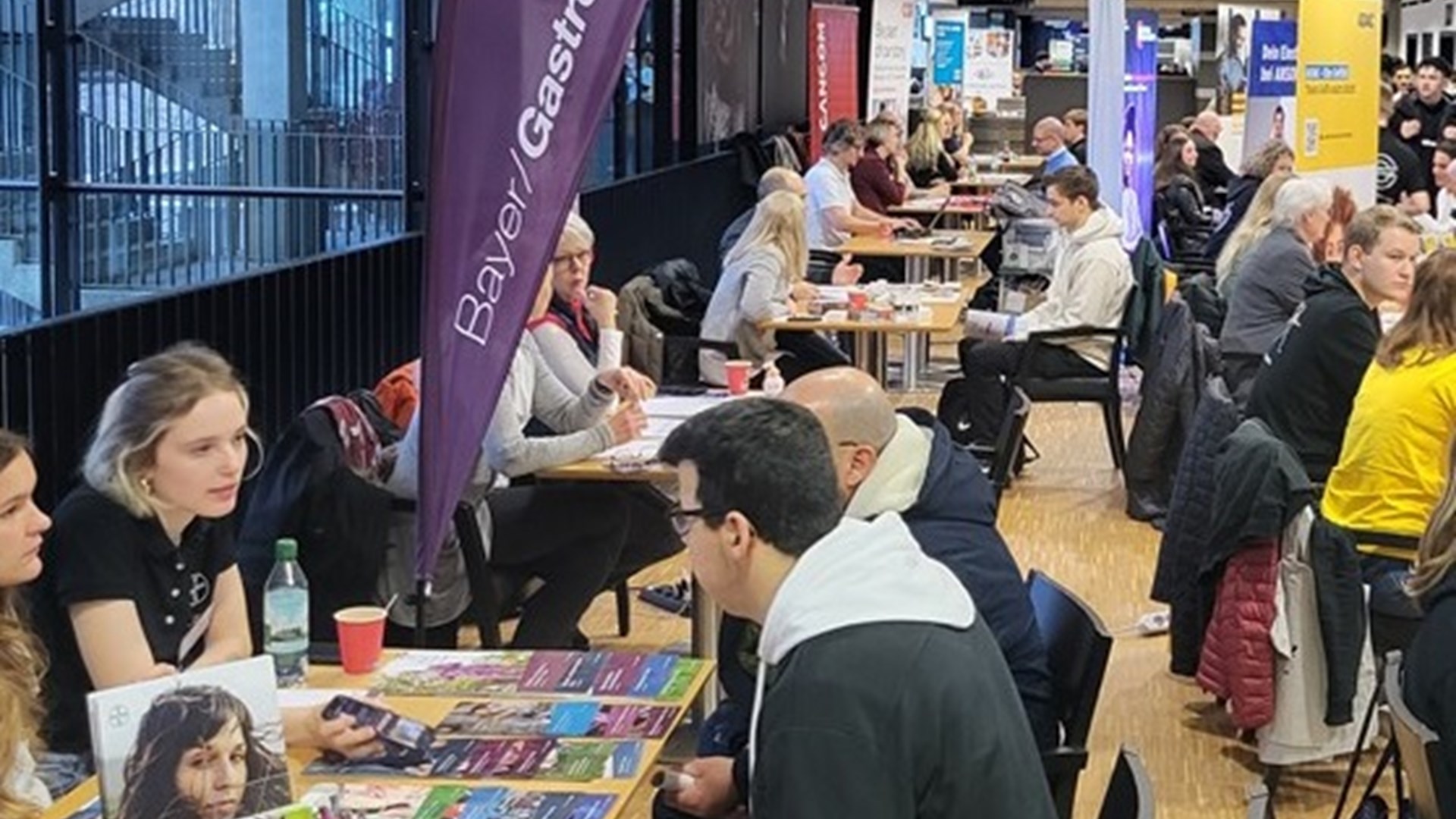 Köln Sanayi ve Ticaret Odasının düzenlediği ve 90 firmanın katıldığı meslek eğitim yeri için hızlı görüşme etkinliği (Speed-Dating) 05 Mart 2024 günü Köln Rhein Energie Stadyumunda gerçekleştirildi.