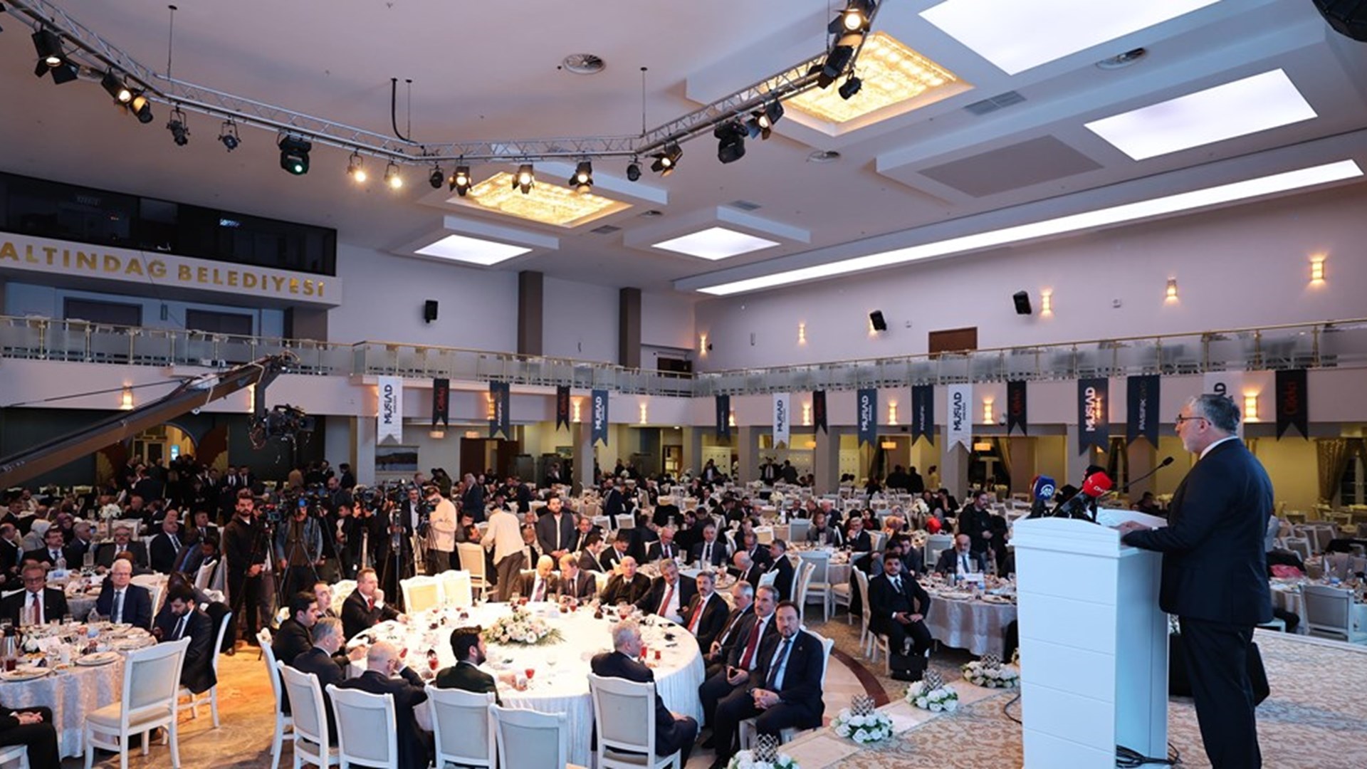 Çalışma ve Sosyal Güvenlik Bakanı Prof. Dr. Vedat Işıkhan, Müstakil Sanayici ve iş Adamları Derneği’nin (MÜSİAD) İftar Programı’na katıldı.