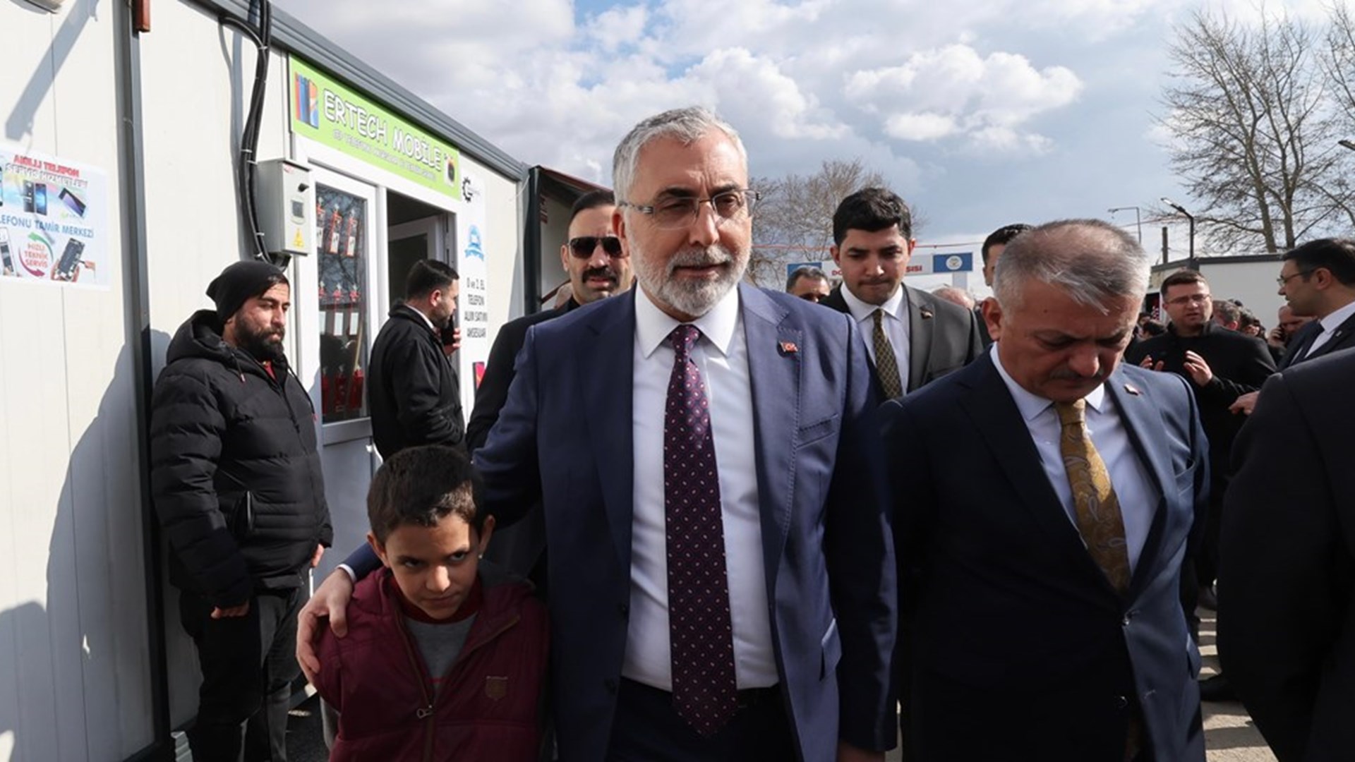 Çalışma ve Sosyal Güvenlik Bakanı Prof. Dr. Vedat Işıkhan, çeşitli ziyaretlerde bulunmak ve programlara katılmak üzere Malatya’ya gitti.