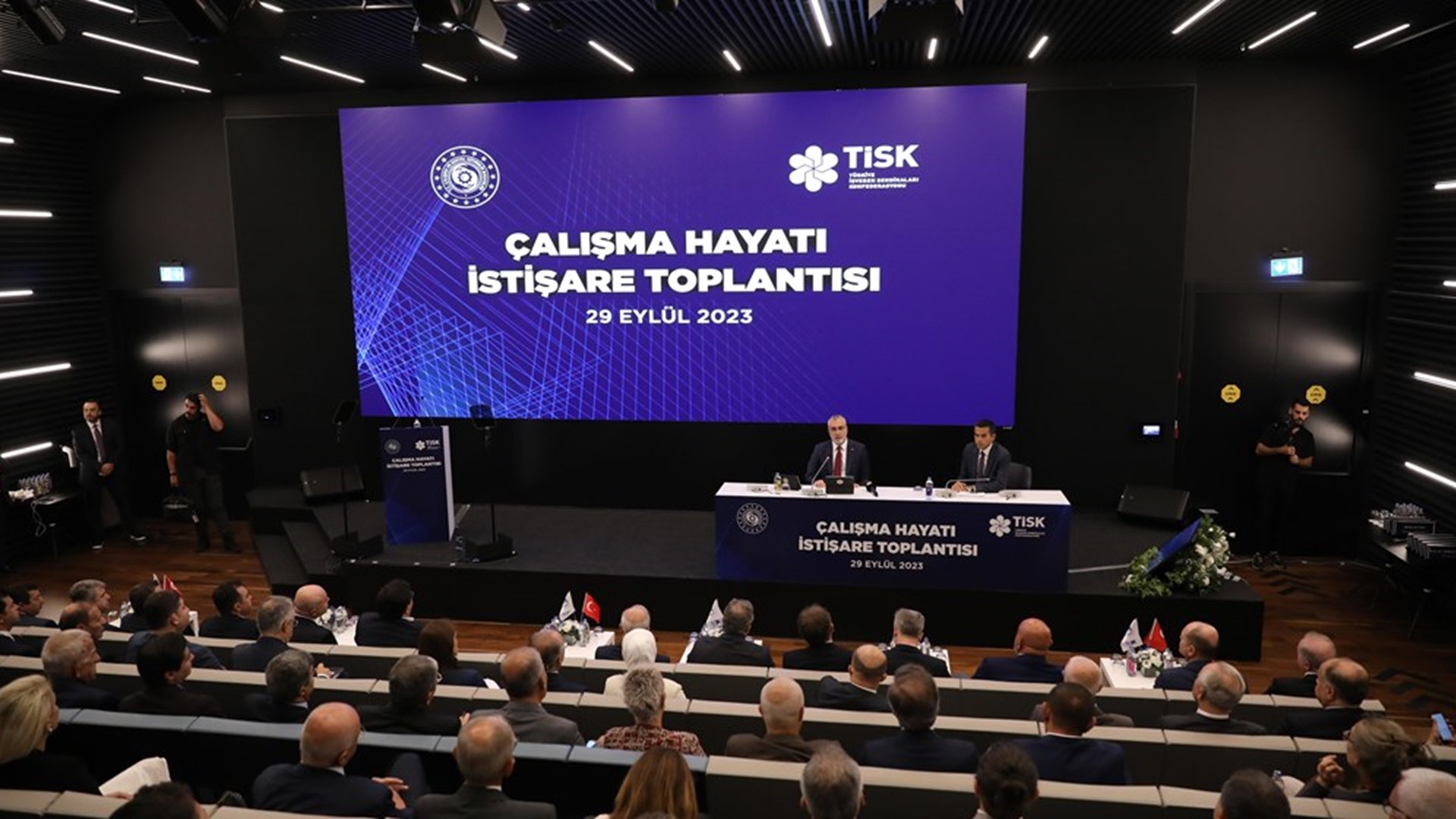 Çalışma ve Sosyal Güvenlik Bakanı Prof. Dr. Vedat Işıkhan, Türkiye İşveren Sendikaları Konfederasyonu (TİSK) tarafından düzenlenen Çalışma Hayatı İstişare Toplantısı’na iştirak etti.