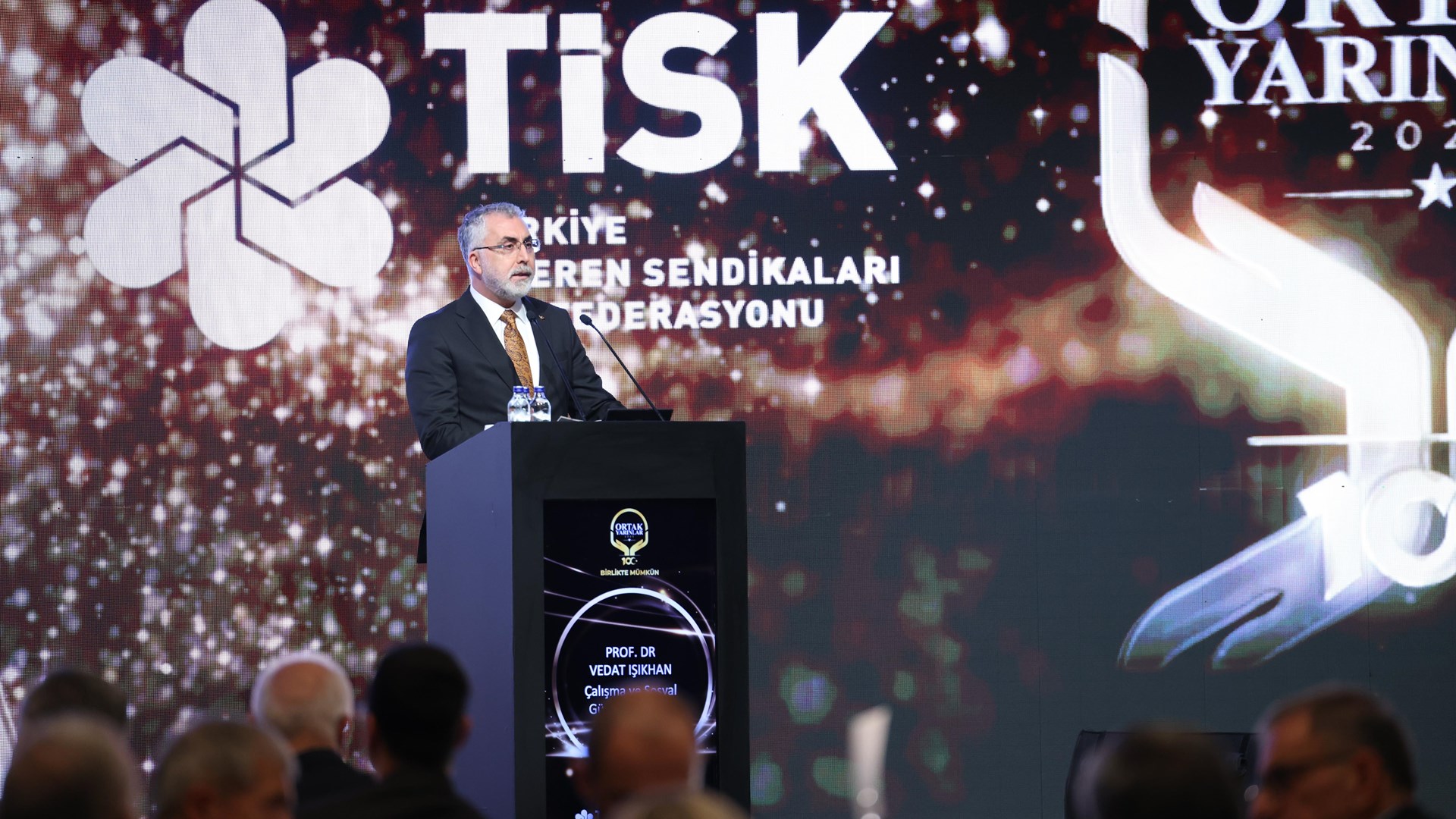 Çalışma ve Sosyal Güvenlik Bakanı Prof. Dr. Vedat Işıkhan, Türkiye İşveren Sendikaları Konfederasyonu’nun (TİSK) düzenlediği “Cumhuriyetimizin 100’üncü Yılında Çalışma Hayatı” Programı Ödül Törenine katıldı.
