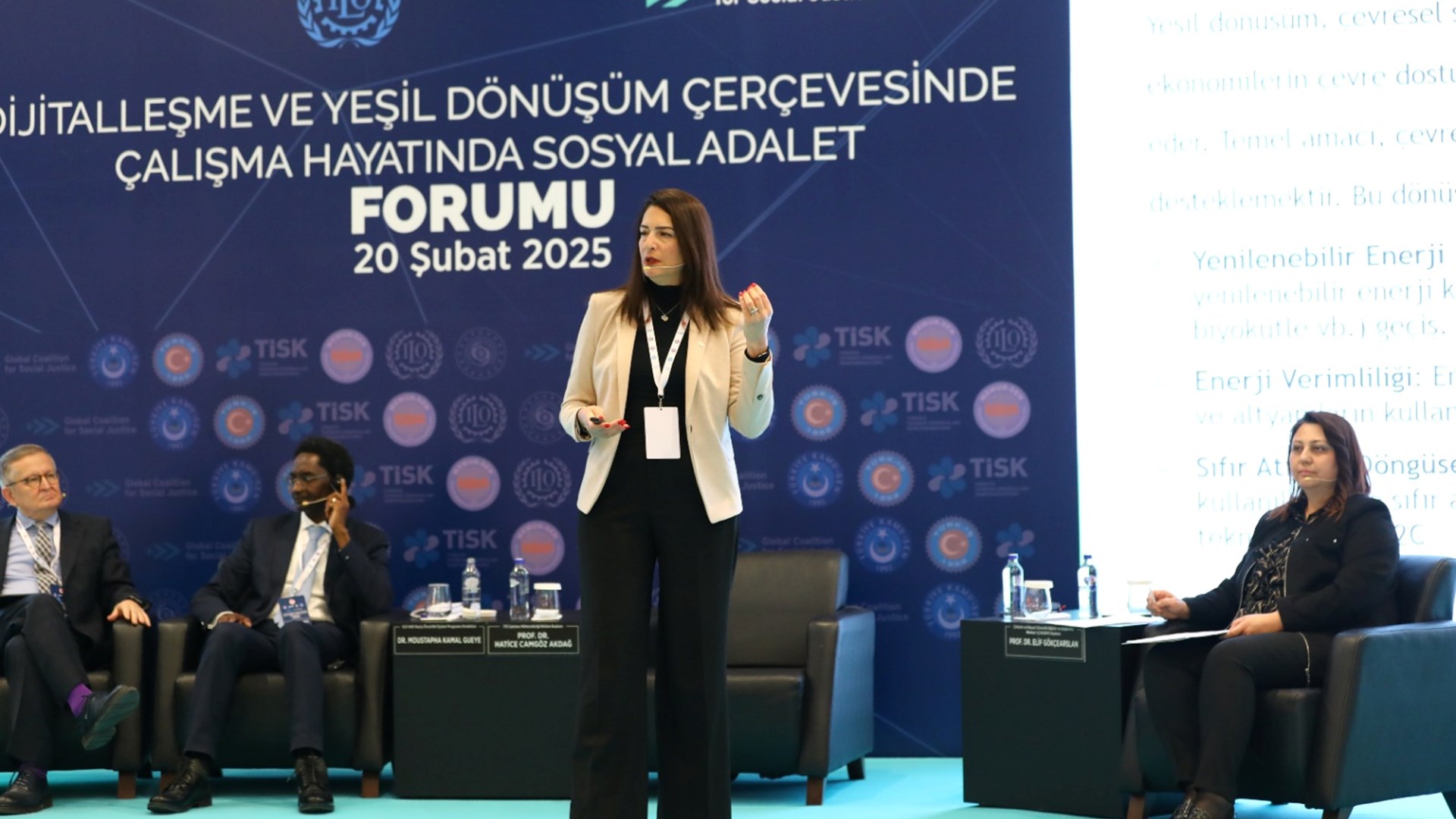 20 Şubat Dünya Sosyal Adalet Günü vesilesiyle, Bakanlığımızın öncülüğünde ve Küresel Sosyal Adalet Koalisyonu kapsamında düzenlenen “Dijitalleşme ve Yeşil Dönüşüm Çerçevesinde Sosyal Adalet Forumu” geniş katılımla gerçekleştirildi. Forum, Türkiye İşveren Sendikaları Konfederasyonu (TİSK), Türkiye İşçi Sendikaları Konfederasyonu (TÜRK-İŞ), Memur Sendikaları Konfederasyonu (MEMUR-SEN) ve Türkiye Kamu Çalışanları Sendikaları Konfederasyonu (KAMU-SEN) işbirliğiyle düzenlendi.